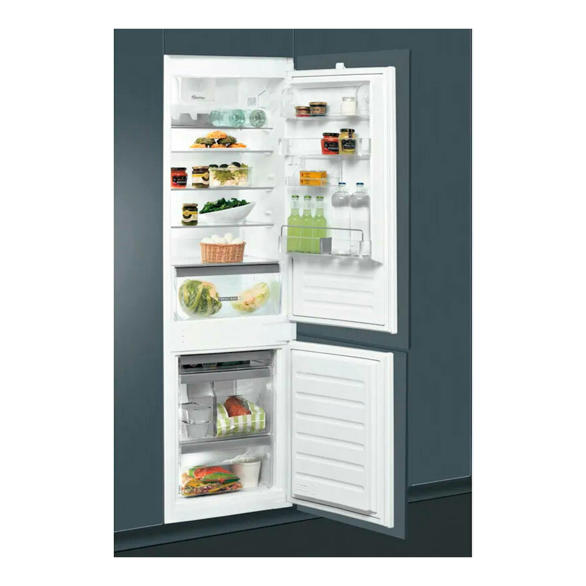 Frigorífico combi integrable Whirlpool ART 66112 blanco, vista frontal, puertas abiertas e interior con alimentos.