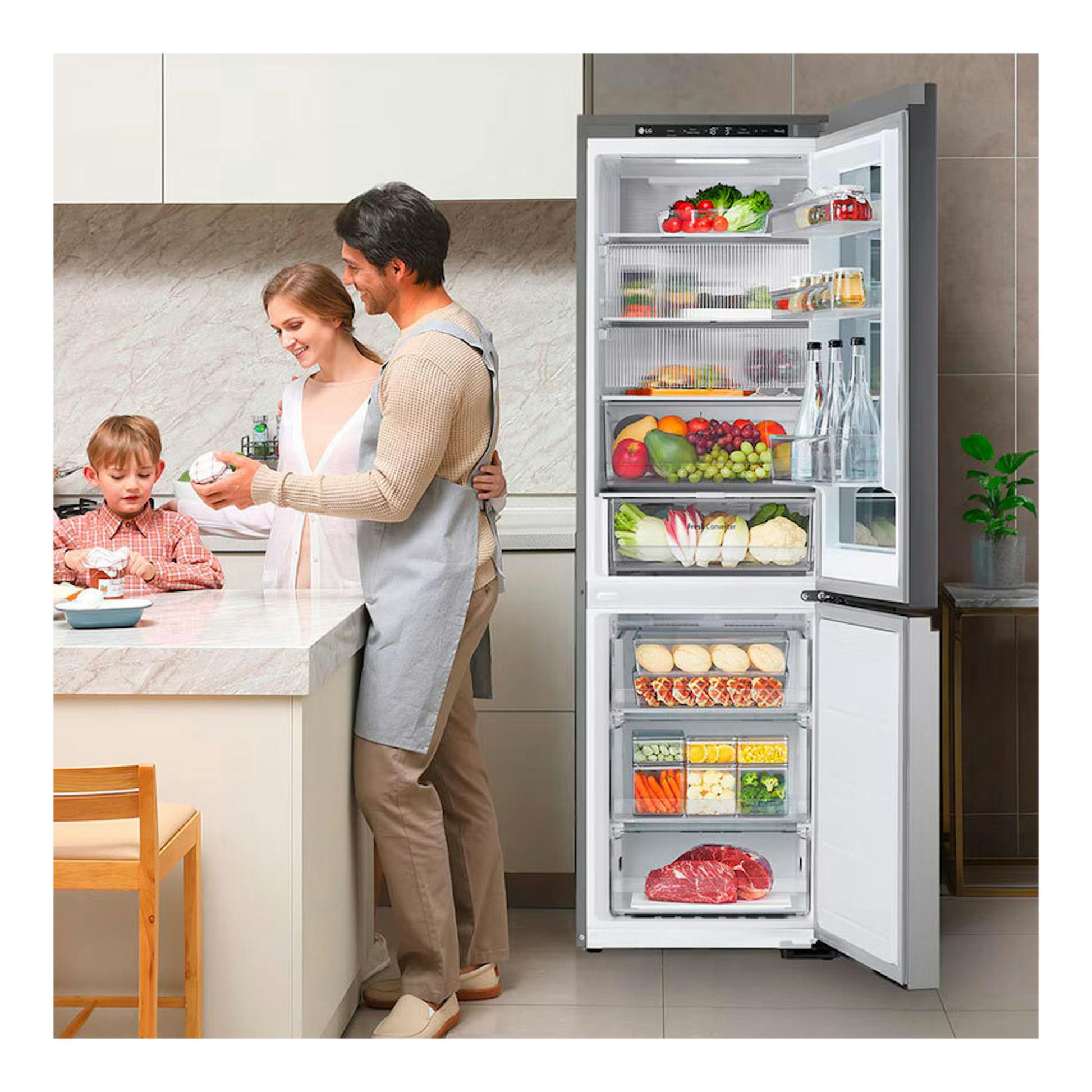 Frigorífico combi LG GBG5160CPY inox, vista frontal con puertas abiertas y alimentos en el interior.