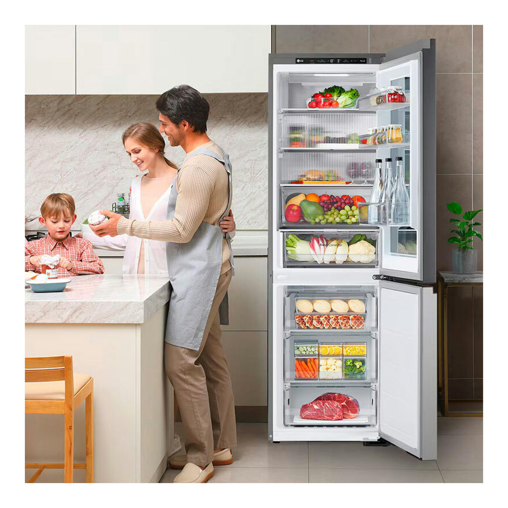 Frigorífico combi LG GBG5160CPY inox, vista frontal con puertas abiertas y alimentos en el interior.