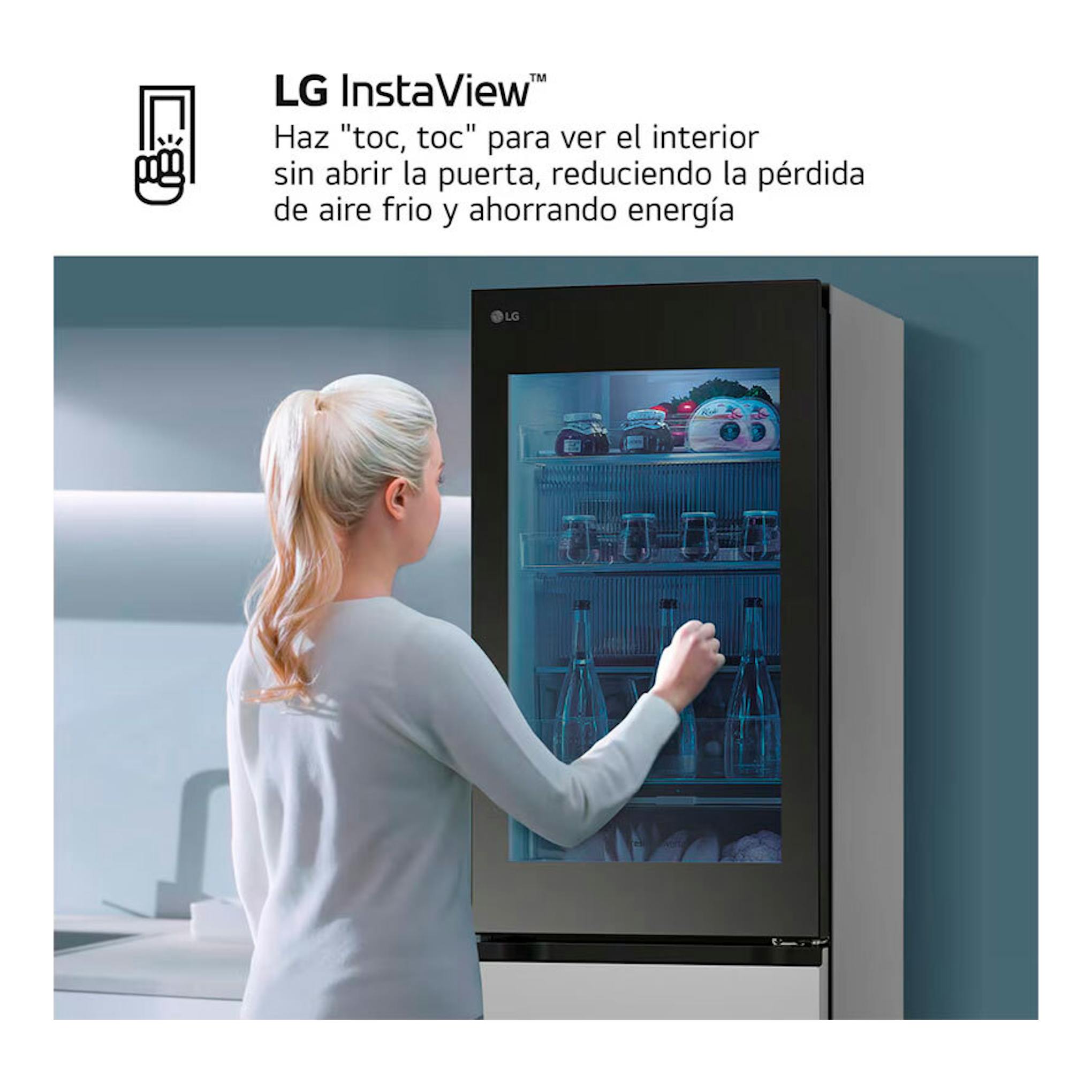 Frigorífico combi LG GBG5160CPY Inox, vista frontal en negro con panel InstaView y una mujer tocando la puerta.