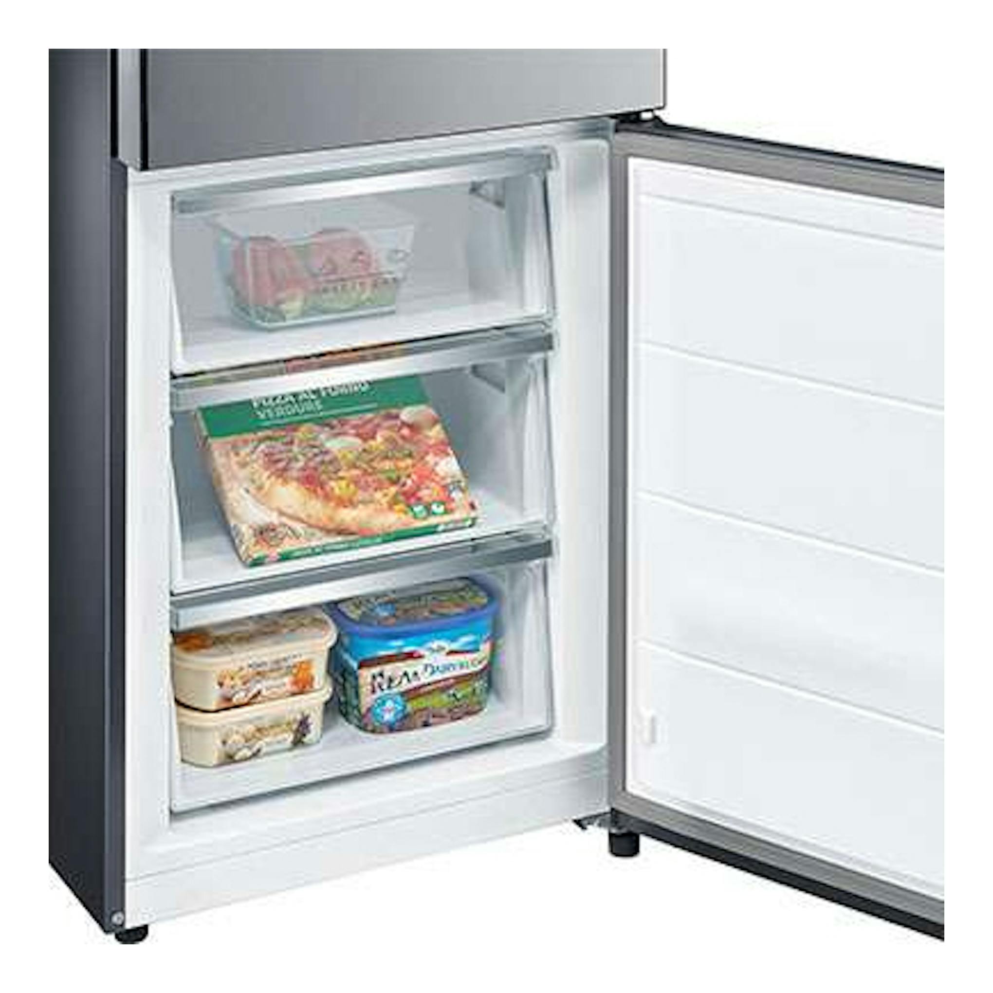 Frigorífico combi Midea MDRB470MID02 en inox, con la puerta del congelador abierta y cajones con alimentos.