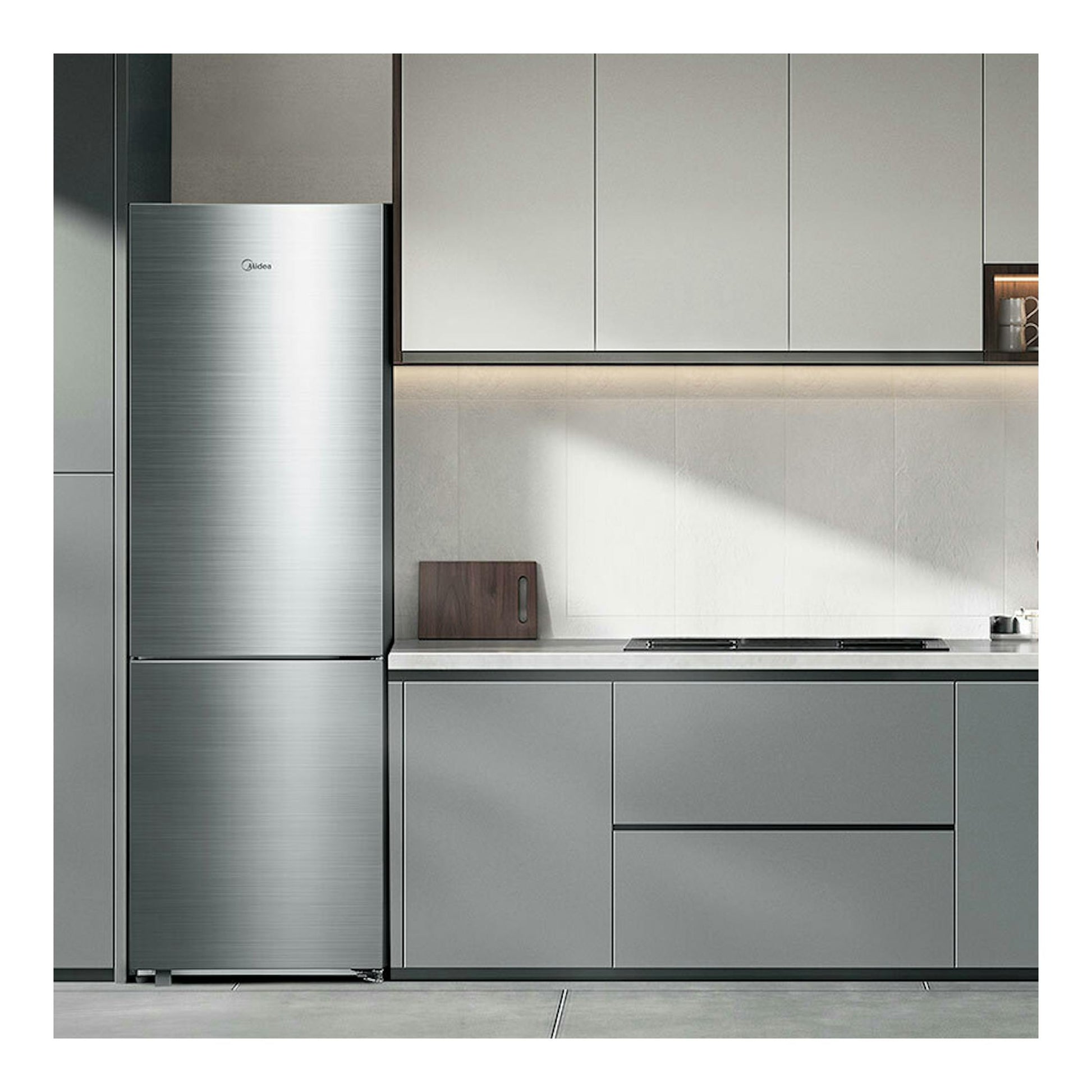 Frigorífico combi Midea MDRB548MME46 inox, vista frontal, acabado plateado, en cocina moderna.