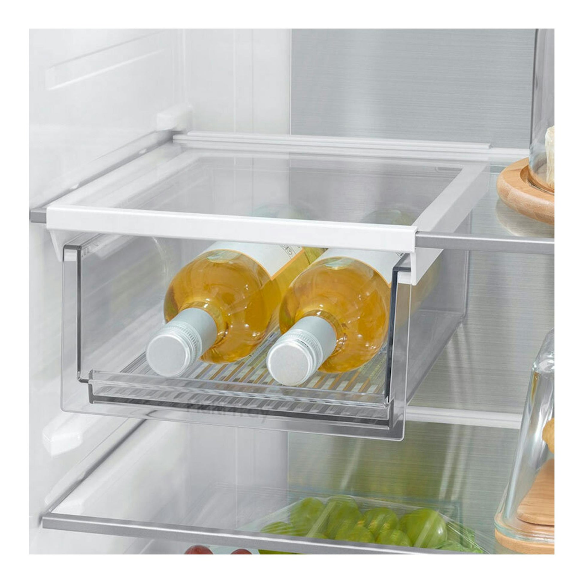 Interior de frigorífico Samsung BRB38G705DWWEF, con cajón transparente y botellas colocadas en horizontal.