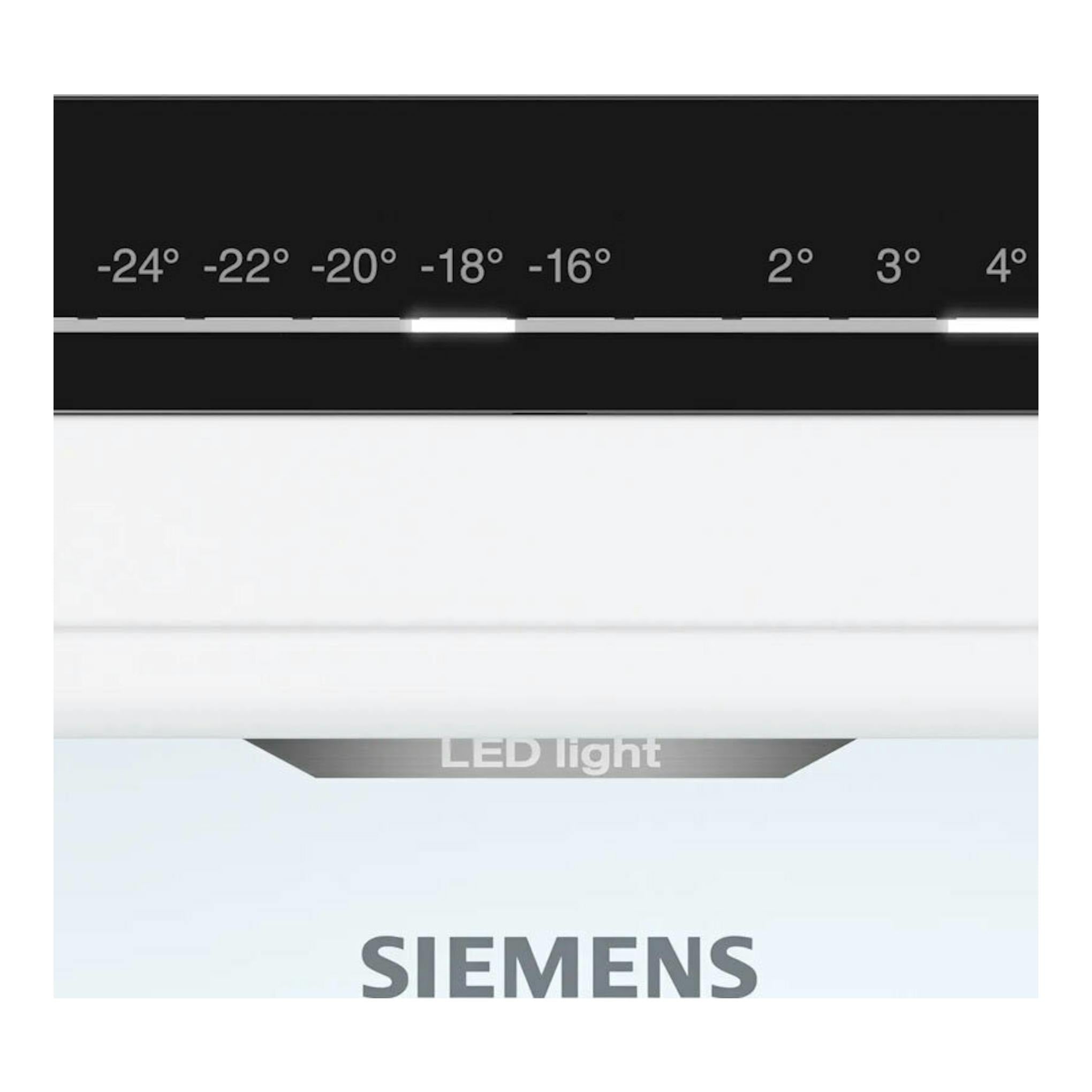 Frigorífico Siemens blanco, vista frontal parcial del panel de control con temperaturas y luz LED.