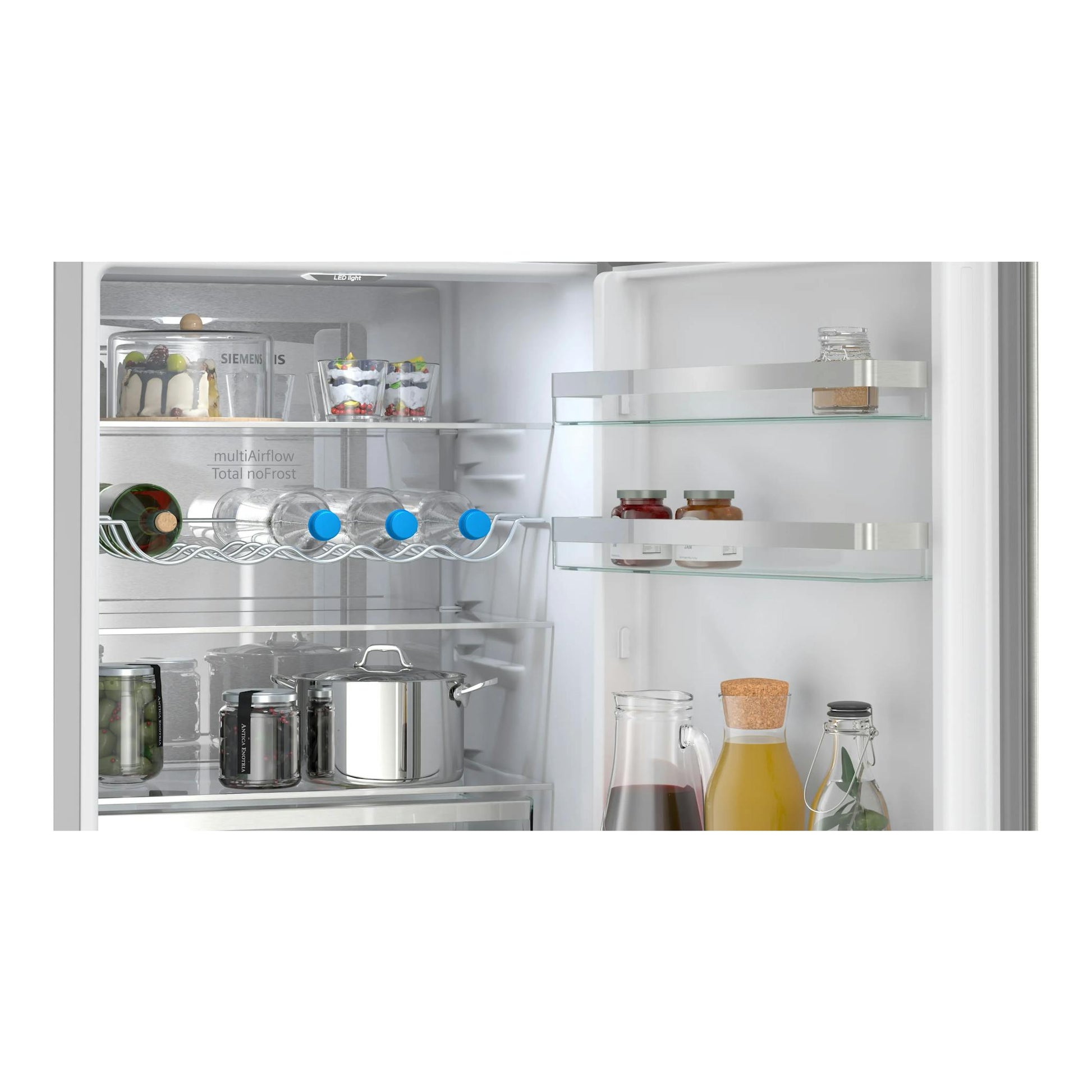 Interior de frigorífico combi Siemens KG36NVIDG en inox, puerta abierta, con estantes y botellas.
