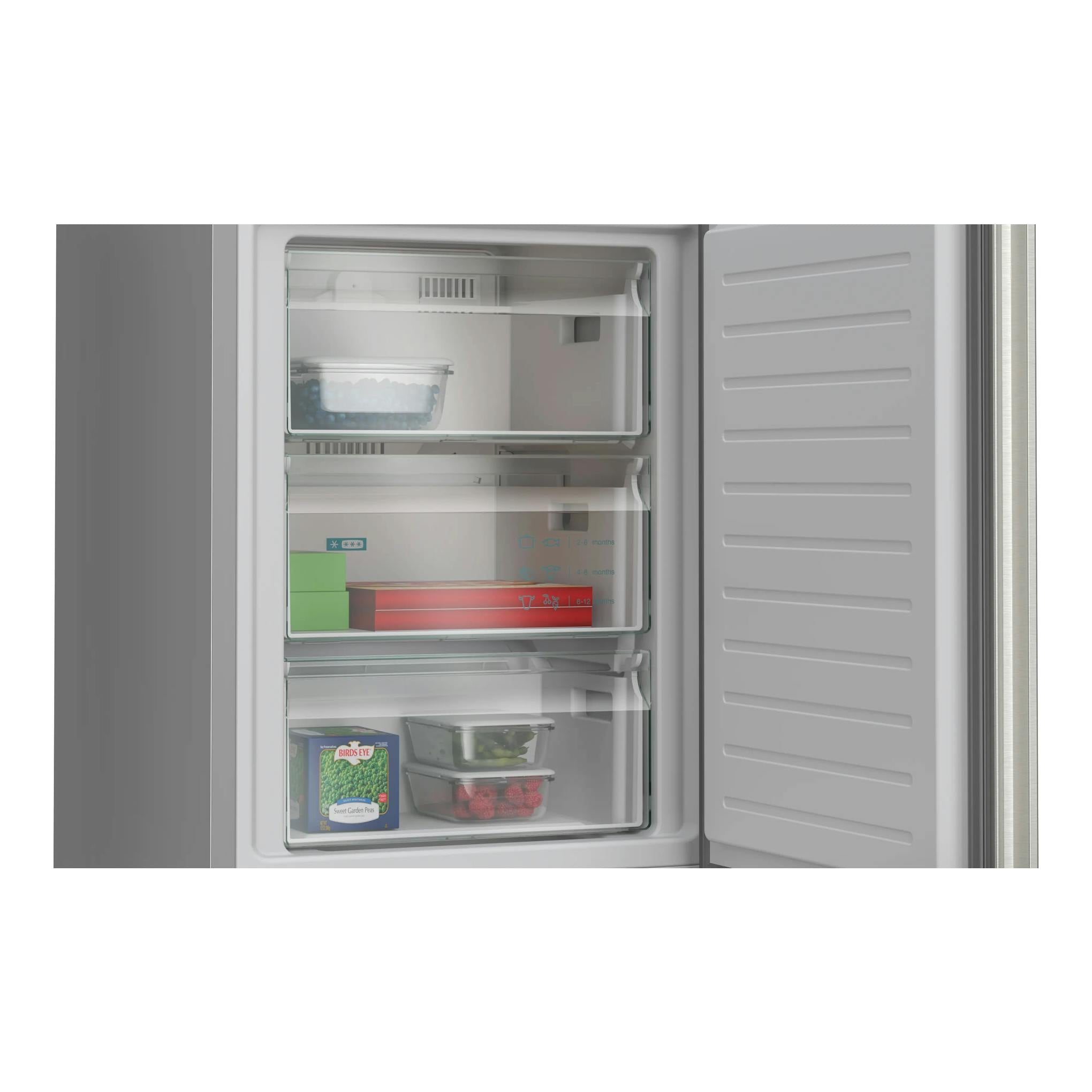 Interior de frigorífico combi Siemens KG36NVIDG en inox, con puerta abierta y cajones transparentes.
