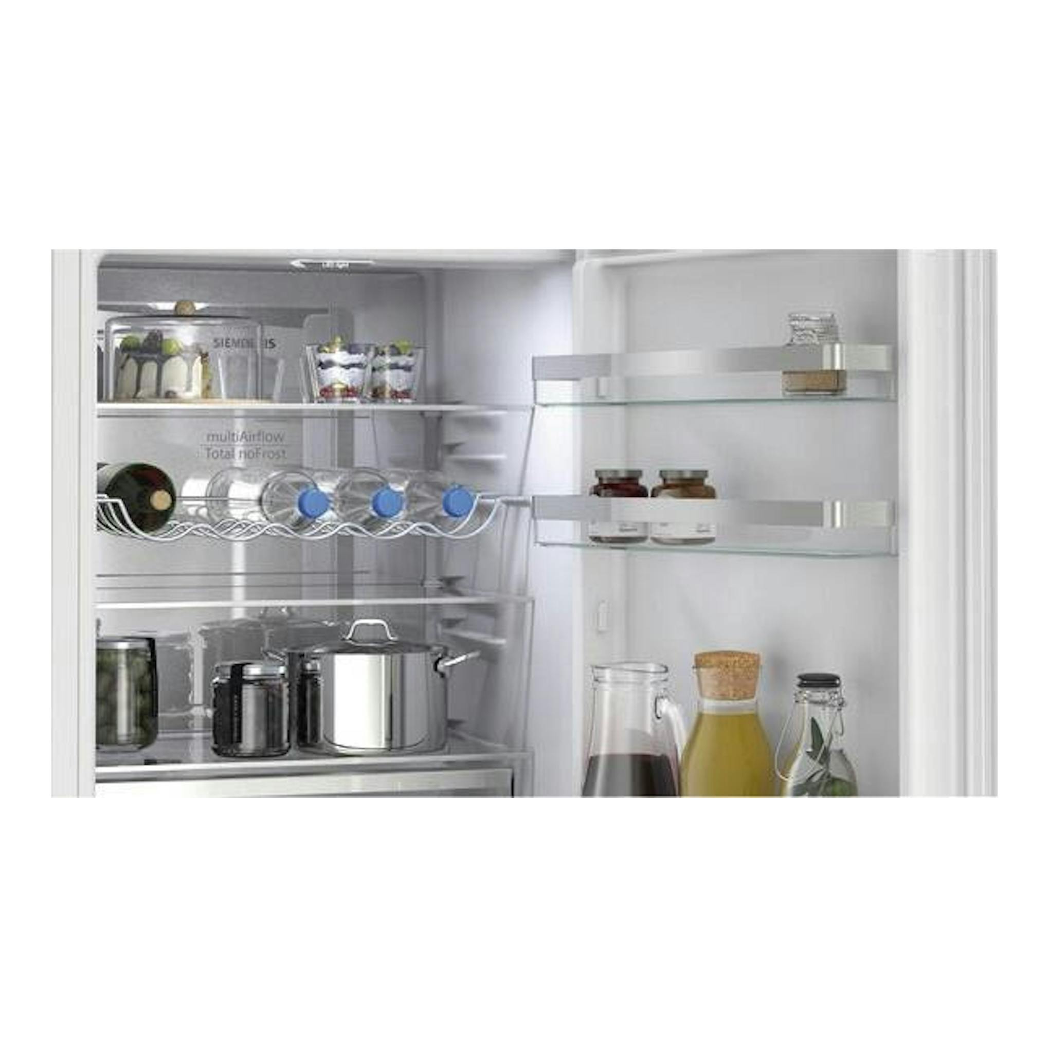 Interior de frigorífico Siemens KG36NVWCG blanco, vista frontal con estantes, botellero y recipientes.