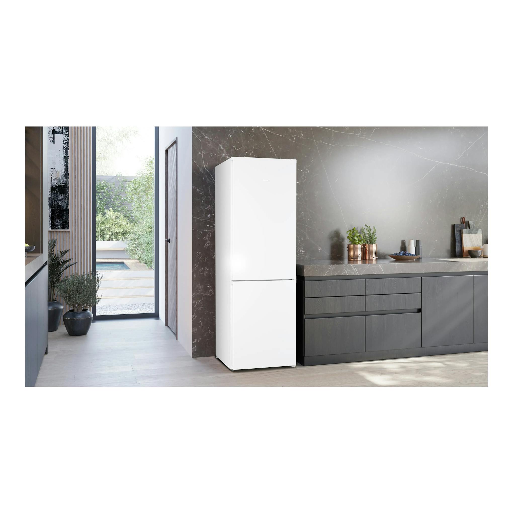 Frigorífico combi Siemens KG36NVWDG blanco, vista frontal, en cocina moderna.