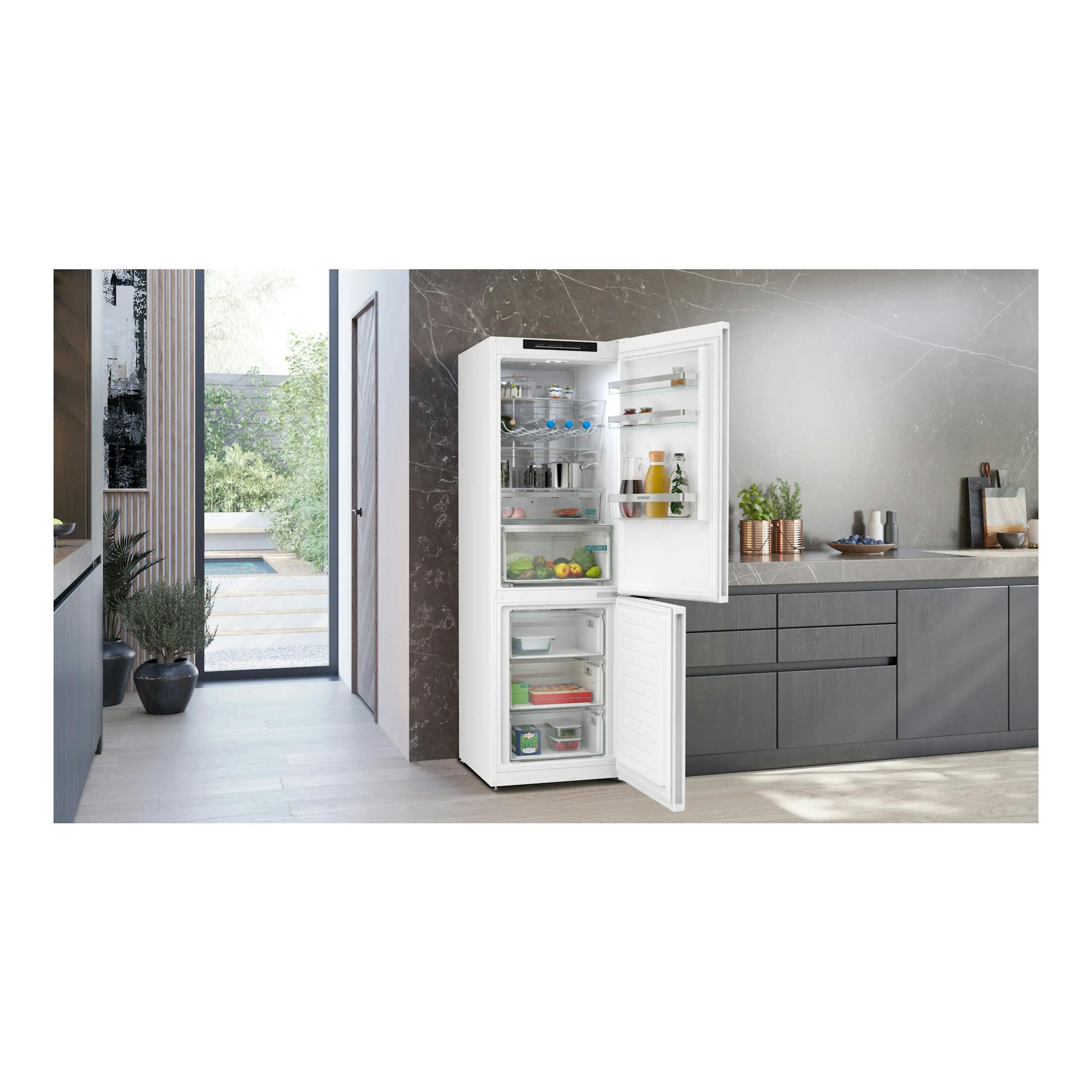 Frigorífico combi Siemens KG36NVWDG blanco, abierto en vista frontal, con interior visible en una cocina moderna.