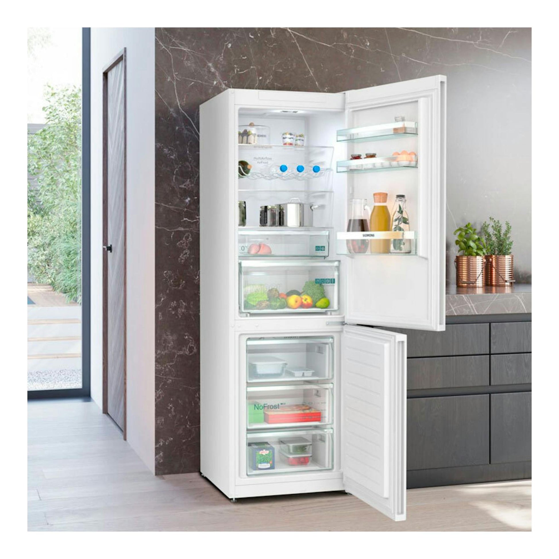 Frigorífico combi Siemens KG36NXWDF blanco, vista frontal, con puertas abiertas en cocina.