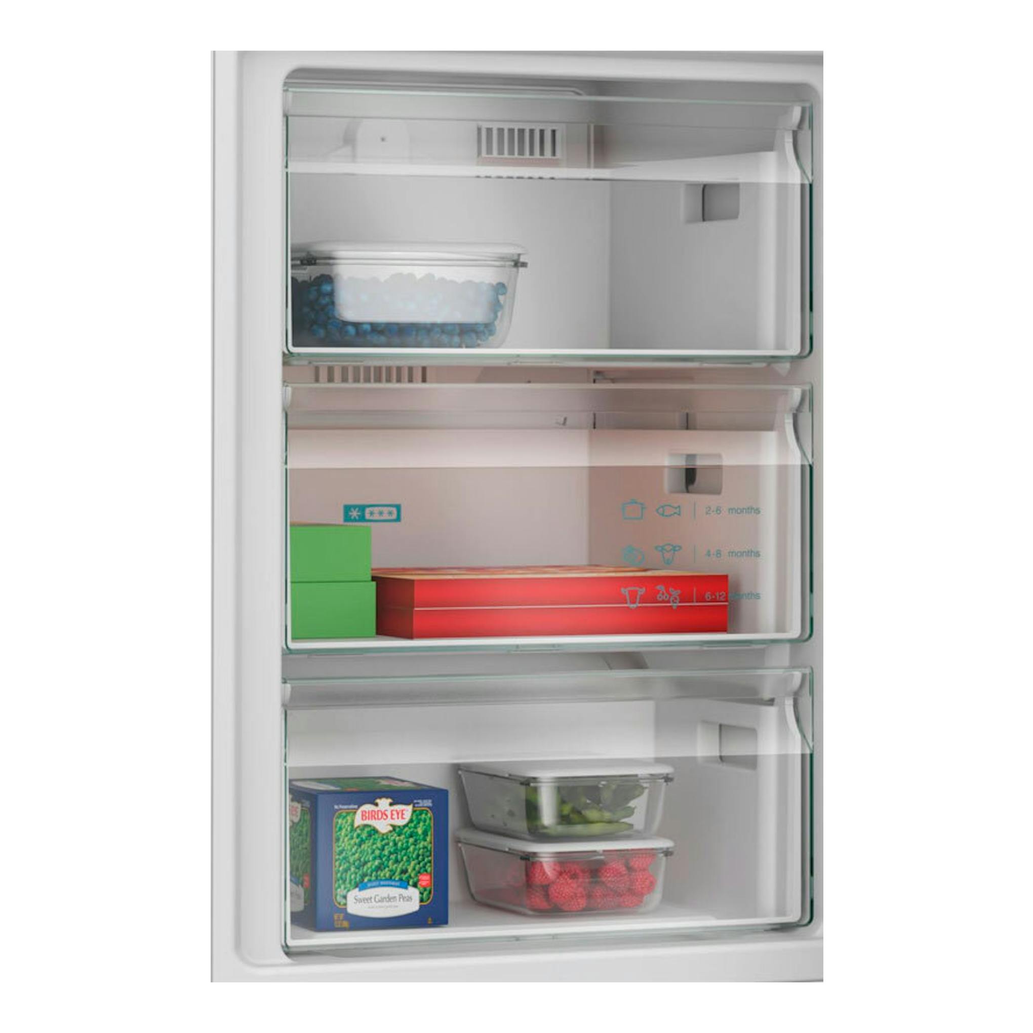 Interior del frigorífico combi Siemens KG36NXWDF blanco, vista frontal con cajones y alimentos.