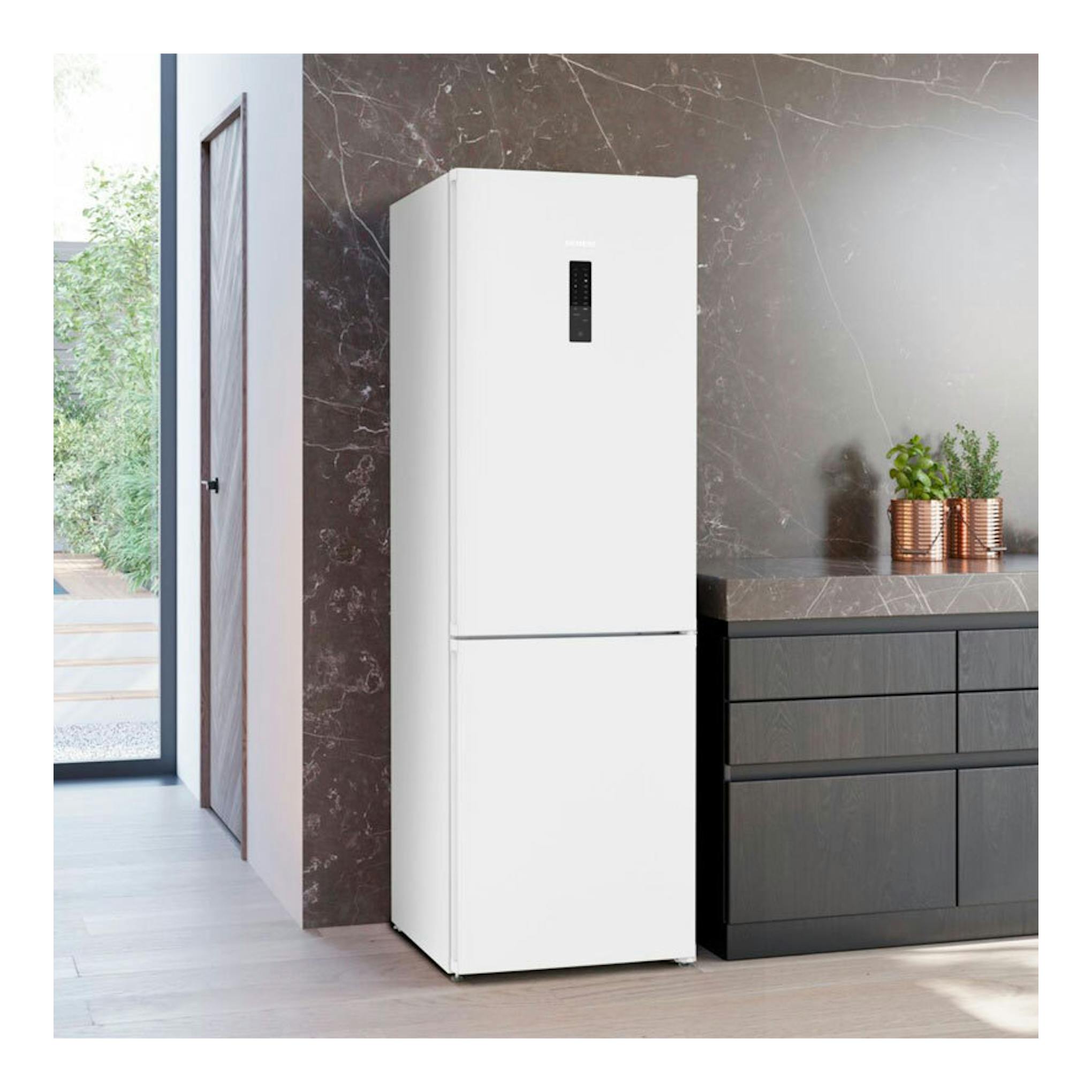 Frigorífico combi Siemens KG36NXWDF blanco, vista frontal en cocina moderna.