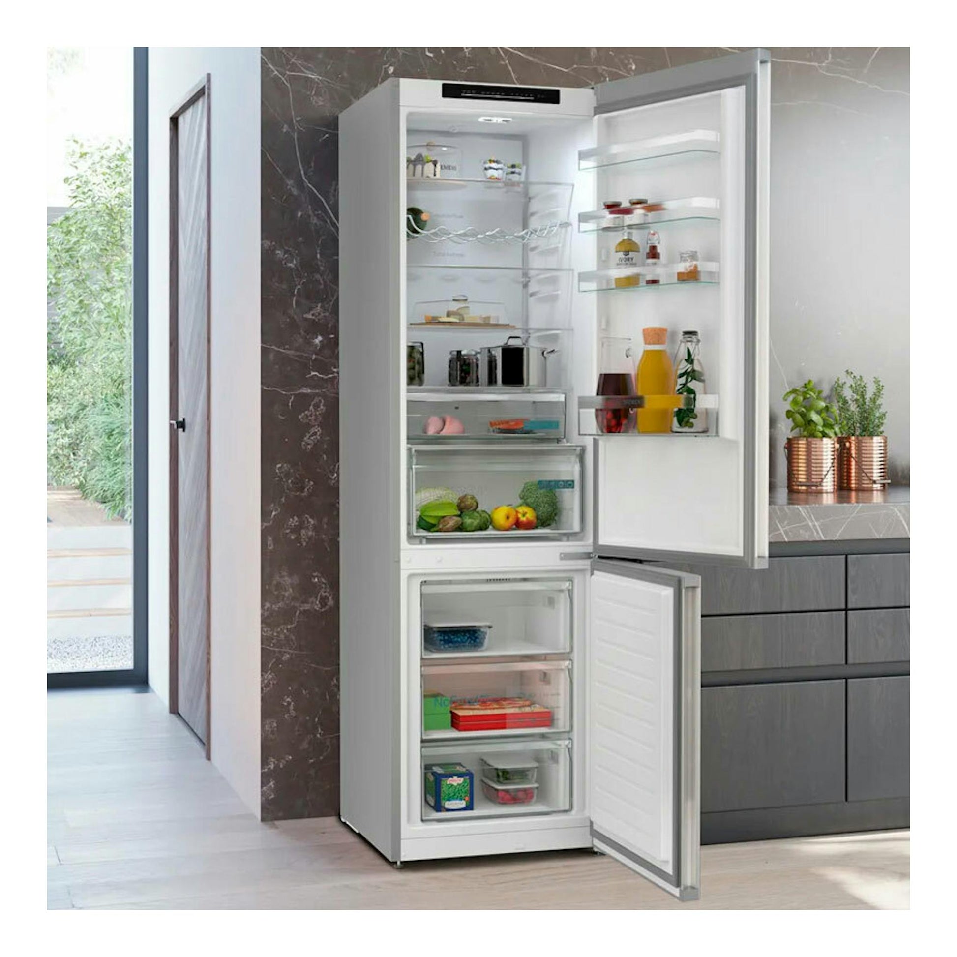 Frigorífico combi Siemens KG39N2IAG inox, vista frontal, con puertas abiertas en una cocina moderna.