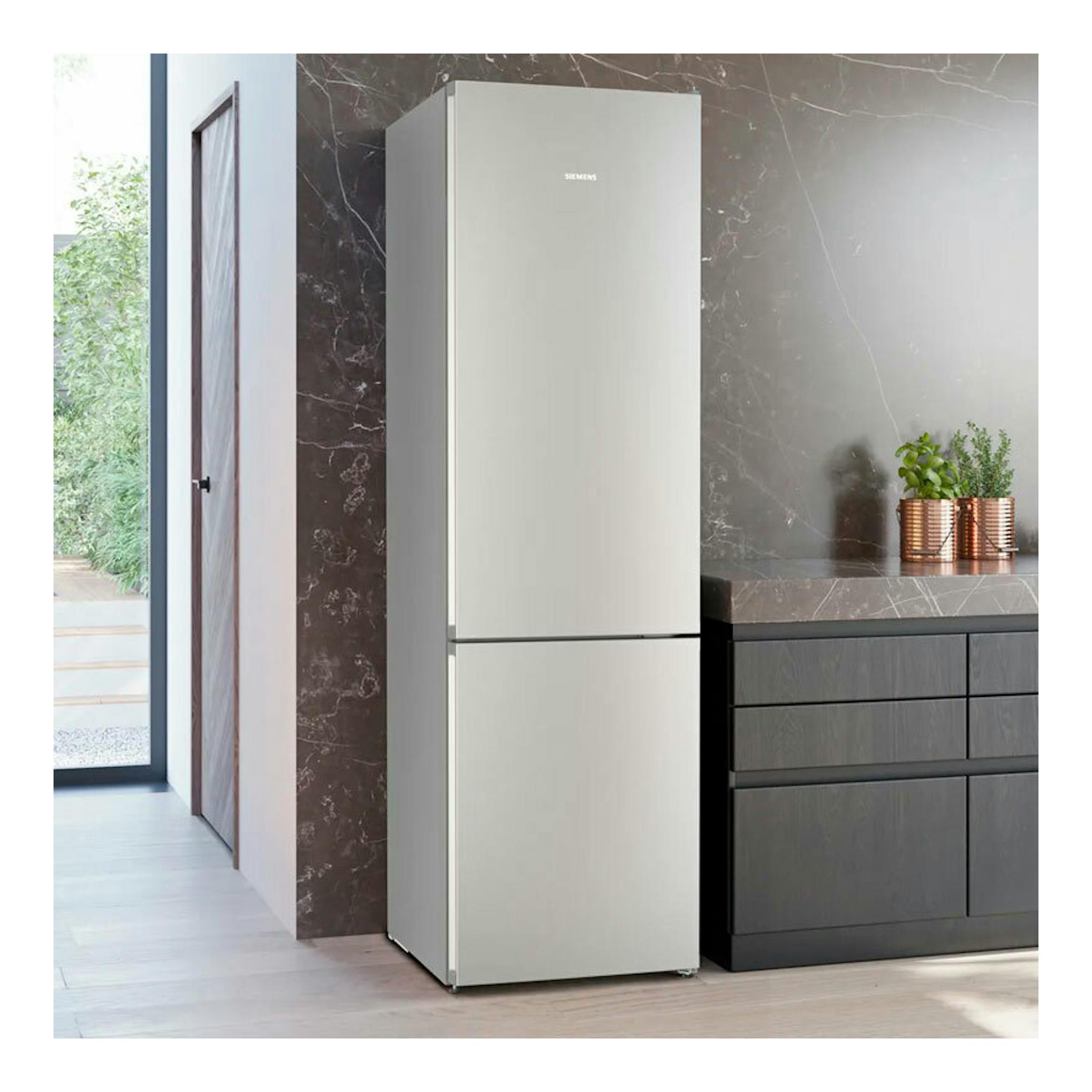 Frigorífico combi Siemens KG39N2IAG inox, vista frontal, en cocina moderna.