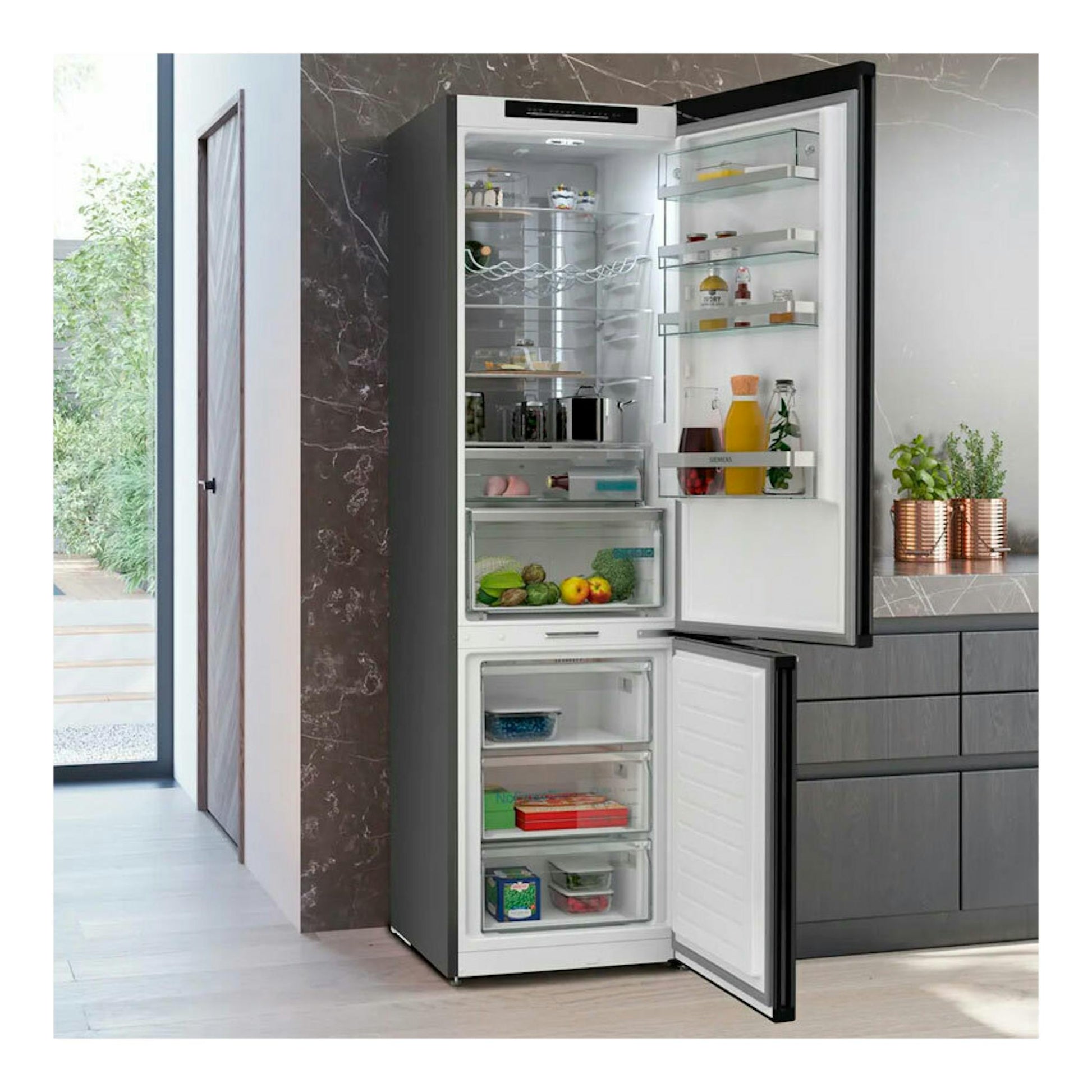 Frigorífico combi Siemens KG39N4X1F en acero negro, vista frontal con puertas abiertas en cocina moderna.