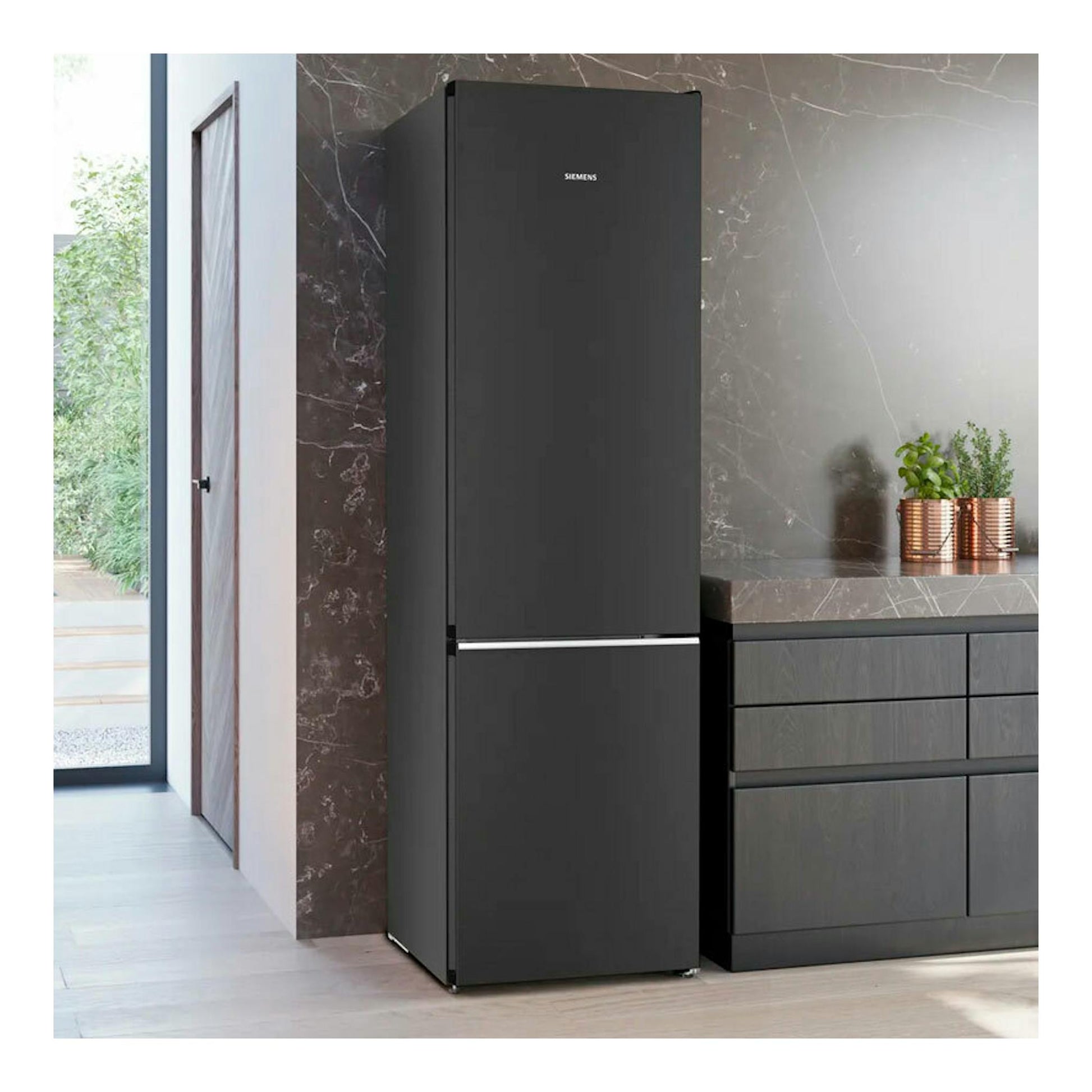 Frigorífico combi Siemens KG39N4X1F negro, vista frontal, junto a muebles de cocina en un interior moderno.