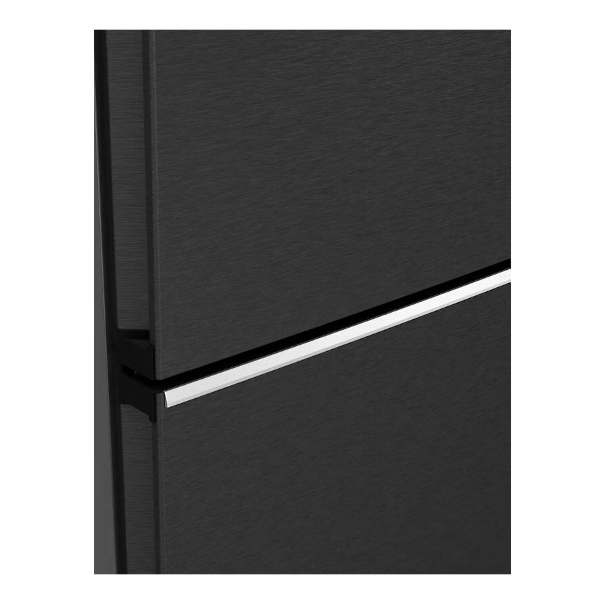 Frigorífico combi Siemens KG39N4X1F en acero negro, detalle frontal de la puerta con tirador plateado.