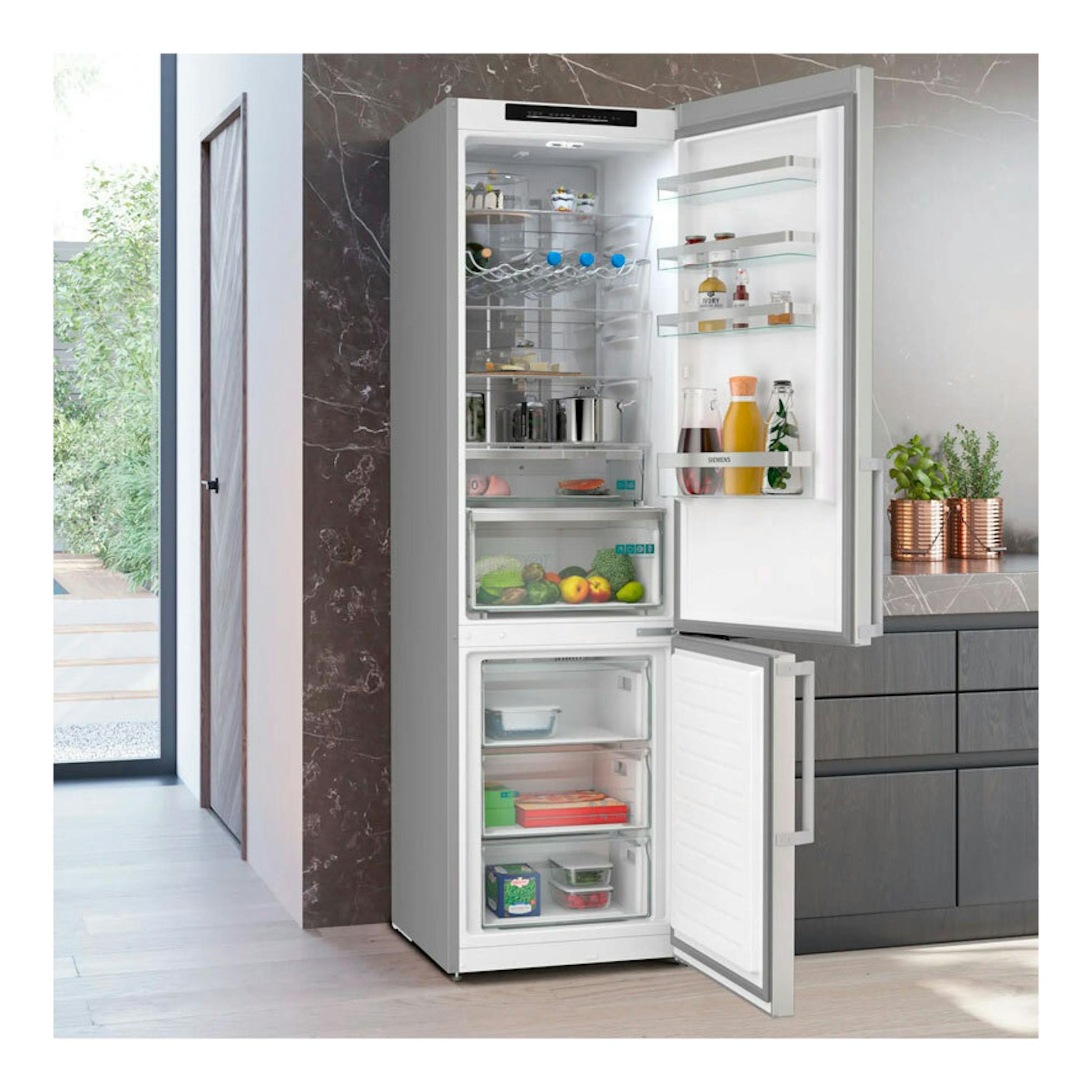 Frigorífico combi Siemens KG39NVICV inox, vista frontal con puertas abiertas y compartimentos interiores visibles.