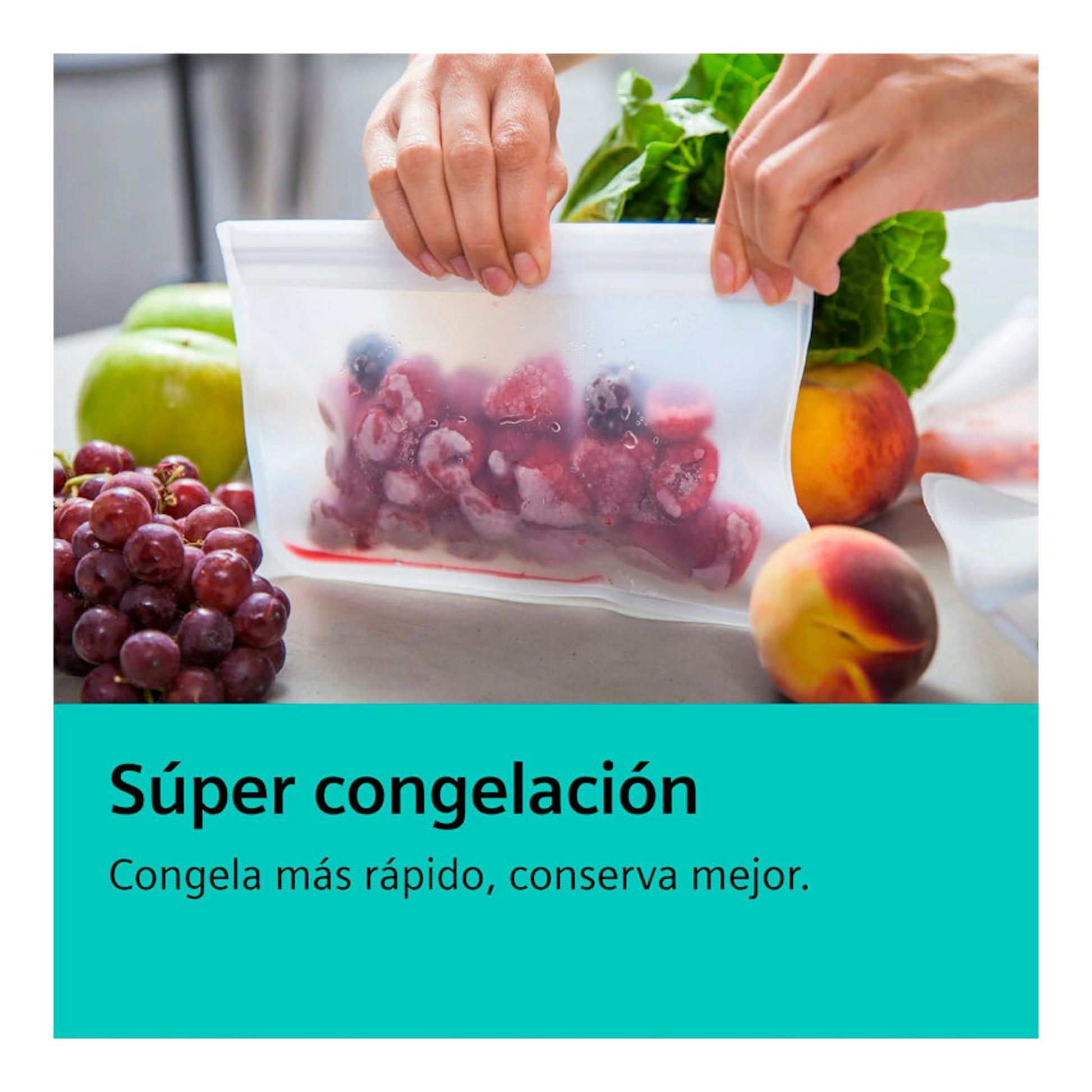 Siemens KG39NVICV: manos cerrando una bolsa de congelación con frutas y texto «Súper congelación».