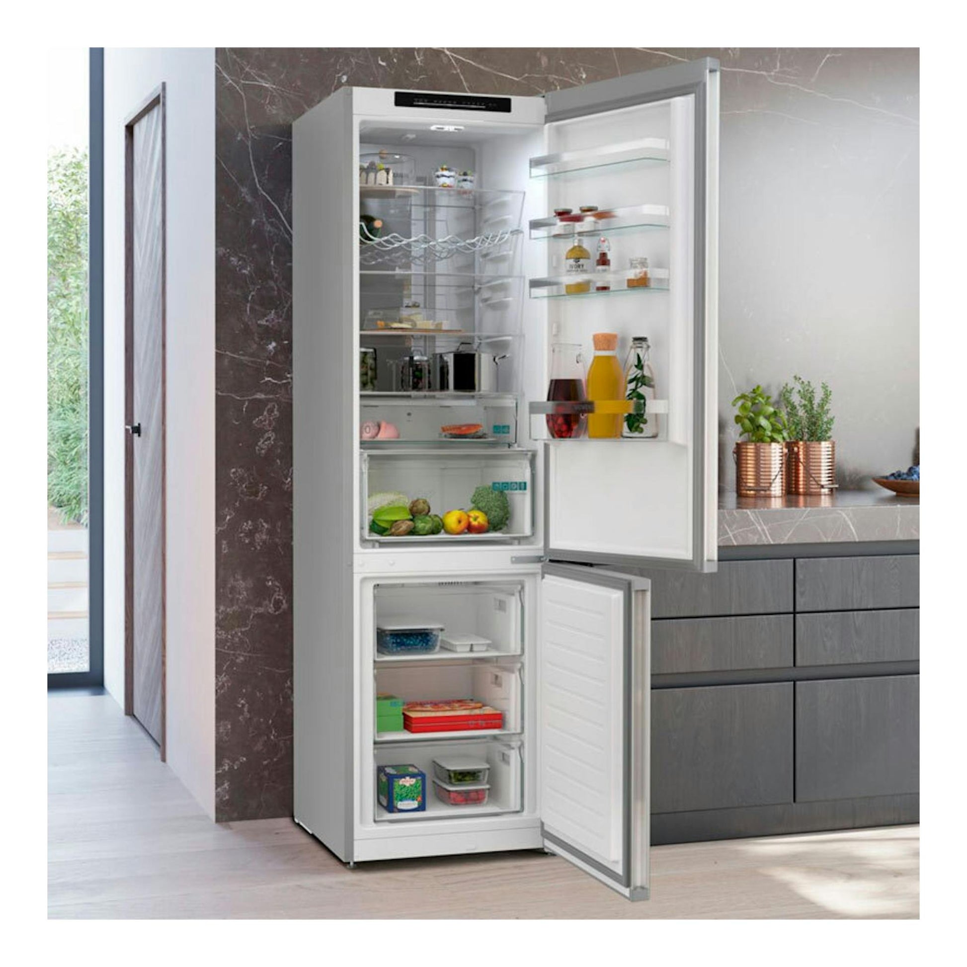 Frigorífico combi Siemens KG39NVIDG inox, vista frontal con puertas abiertas y compartimentos interiores visibles.