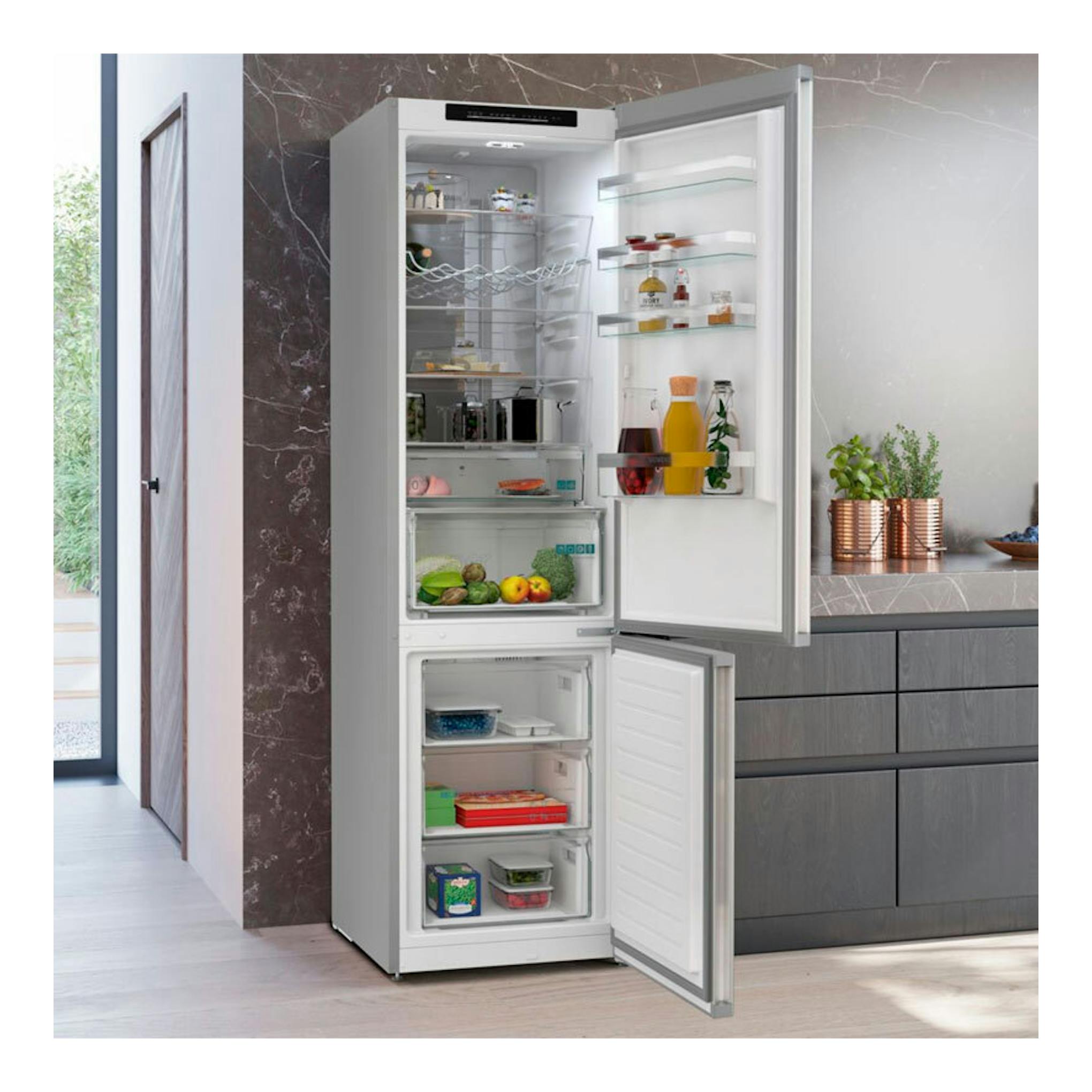 Frigorífico combi Siemens KG39NVIDG inox, vista frontal con puertas abiertas y compartimentos interiores visibles.