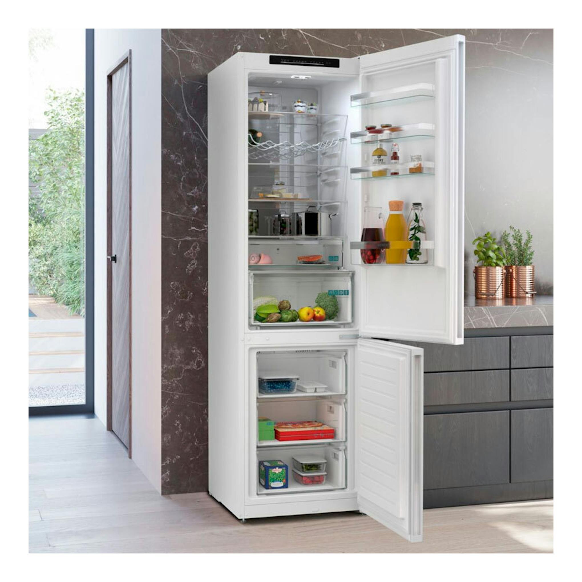 Frigorífico combi Siemens KG39NVWDG blanco, con puertas abiertas e interior visible en una cocina moderna.