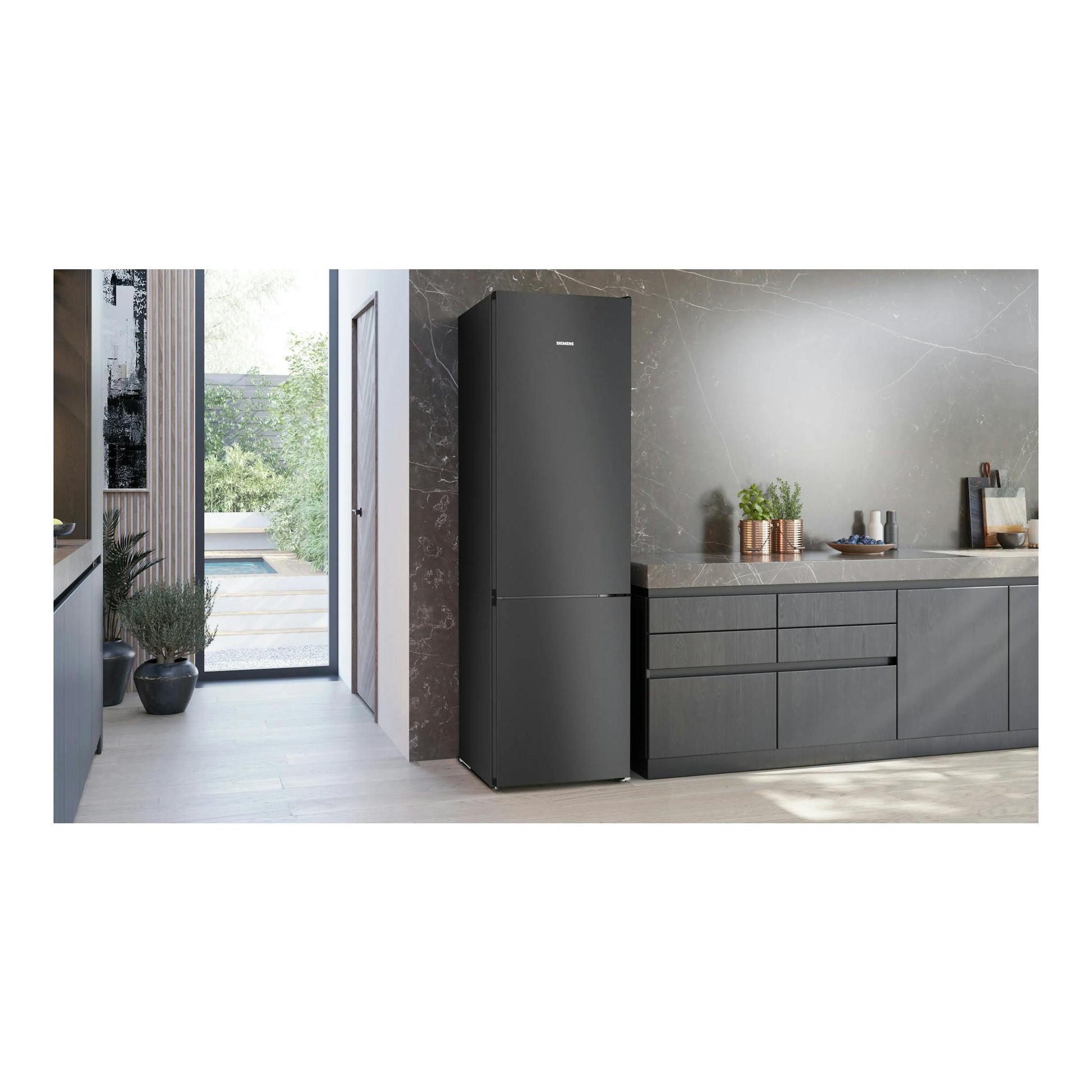 Frigorífico combi Siemens KG39NVXCG negro, vista frontal en una cocina moderna.