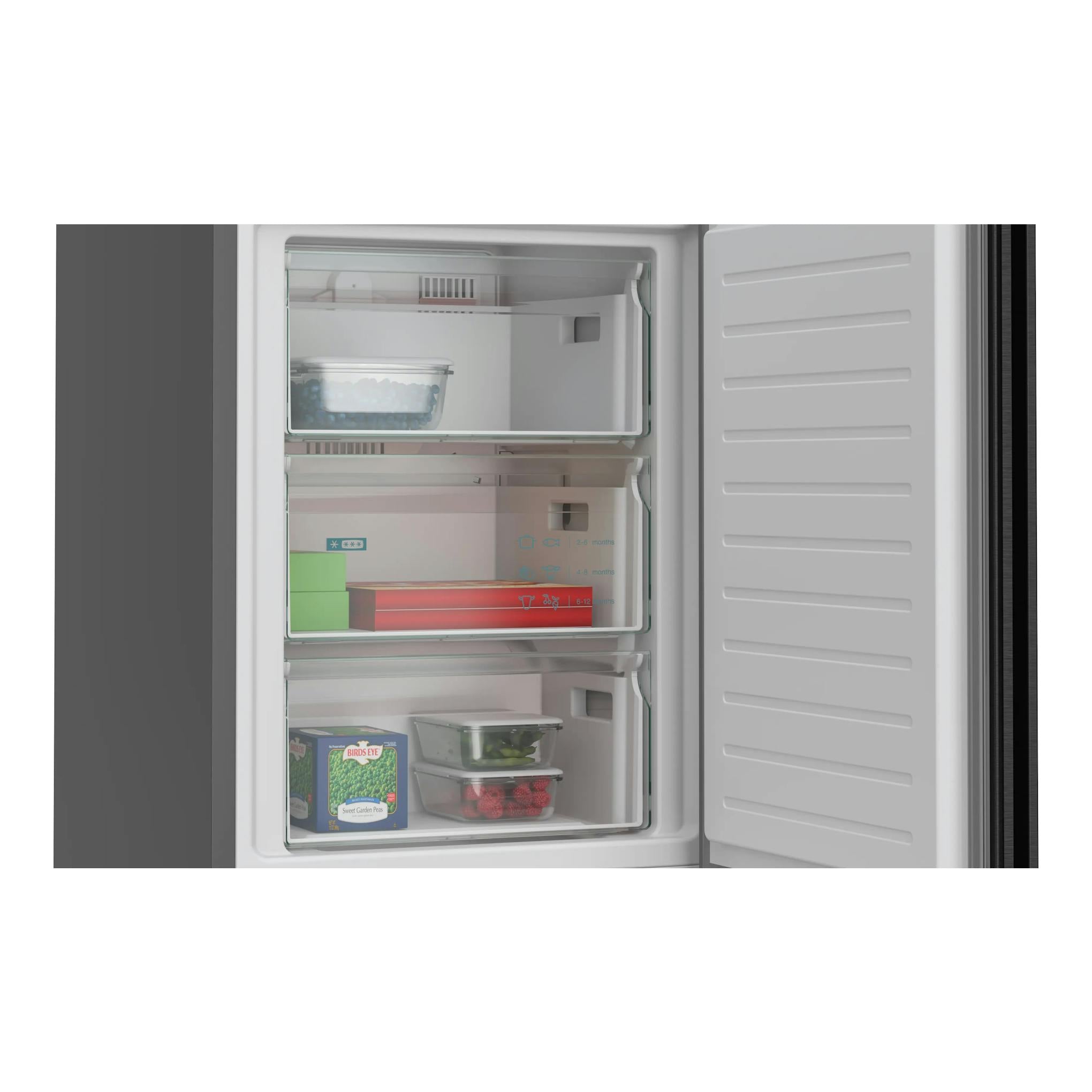 Vista frontal del interior de un frigorífico combi Siemens KG39NVXCG, puerta abierta y compartimentos blancos.