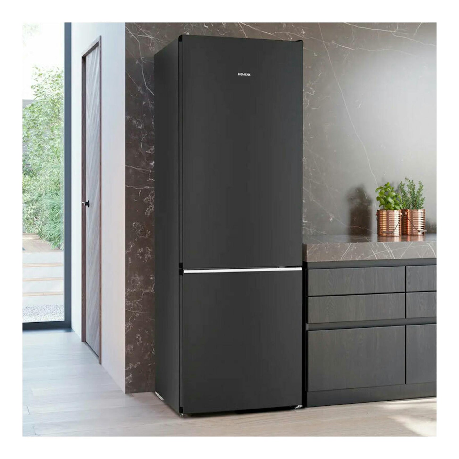 Frigorífico combi Siemens KG49N4XAF negro, vista frontal en una cocina moderna.