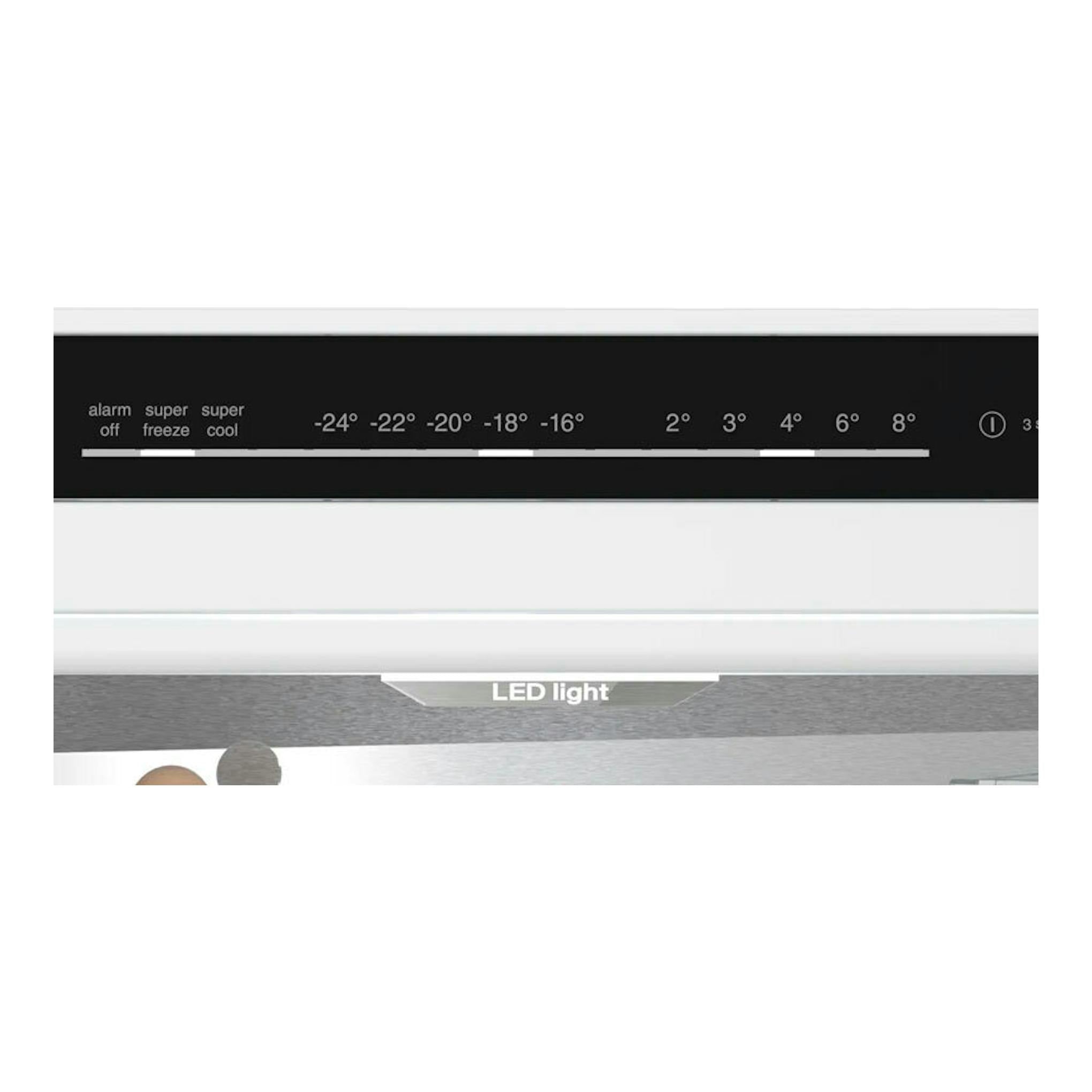 Frigorífico combi Siemens KG49N4XAF, primer plano del panel negro con temperaturas y texto LED light.