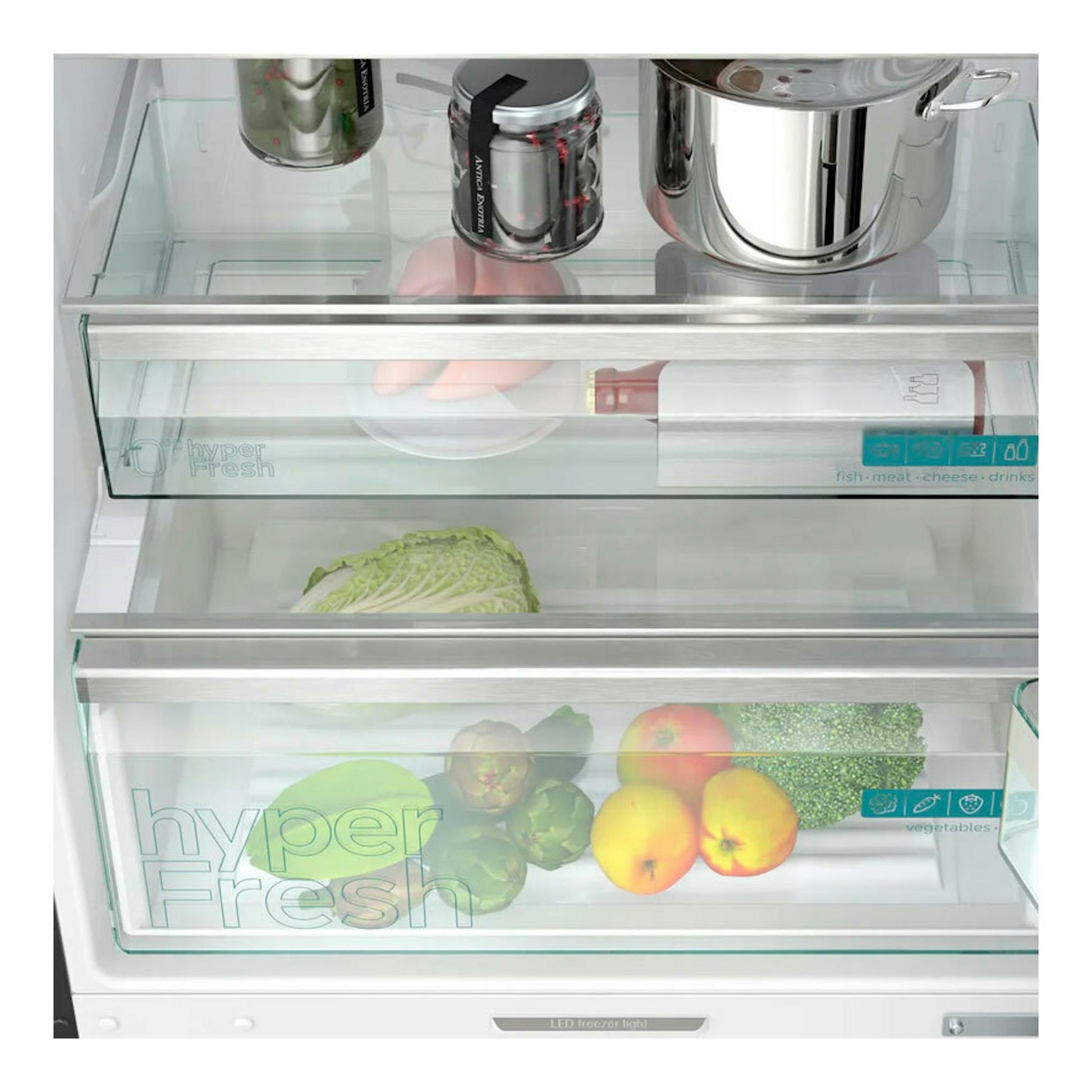 Interior de frigorífico combi Siemens KG49N4XAF, con cajones HyperFresh y alimentos, vista frontal.
