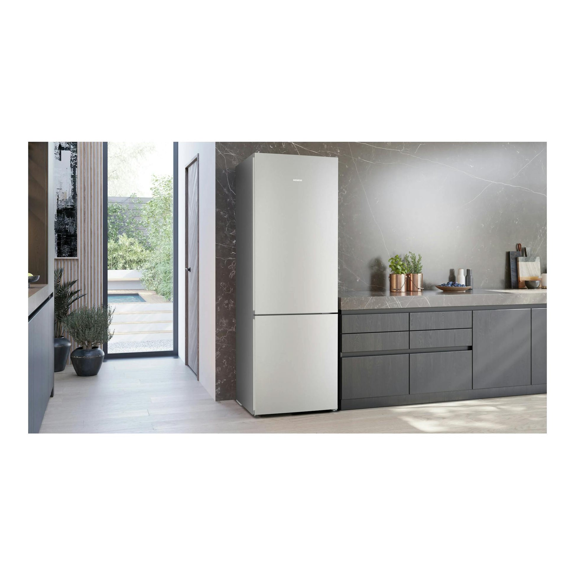 Frigorífico combi Siemens KG49NVICG inox, vista frontal, en cocina moderna.