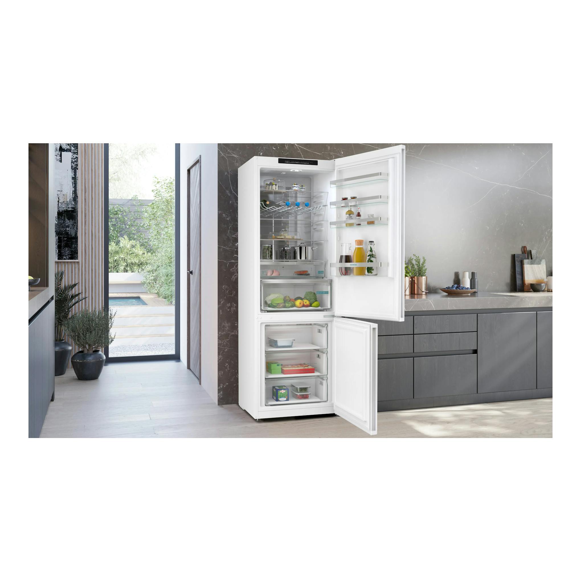 Frigorífico combi Siemens KG49NVWDG blanco, abierto de frente, en cocina moderna.