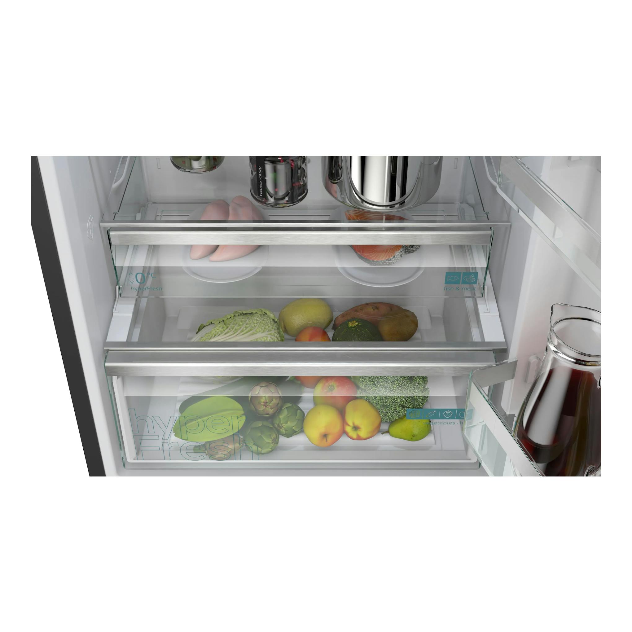 Interior de frigorífico combi Siemens KG49NVXCG, con cajones HyperFresh y alimentos, vista frontal.