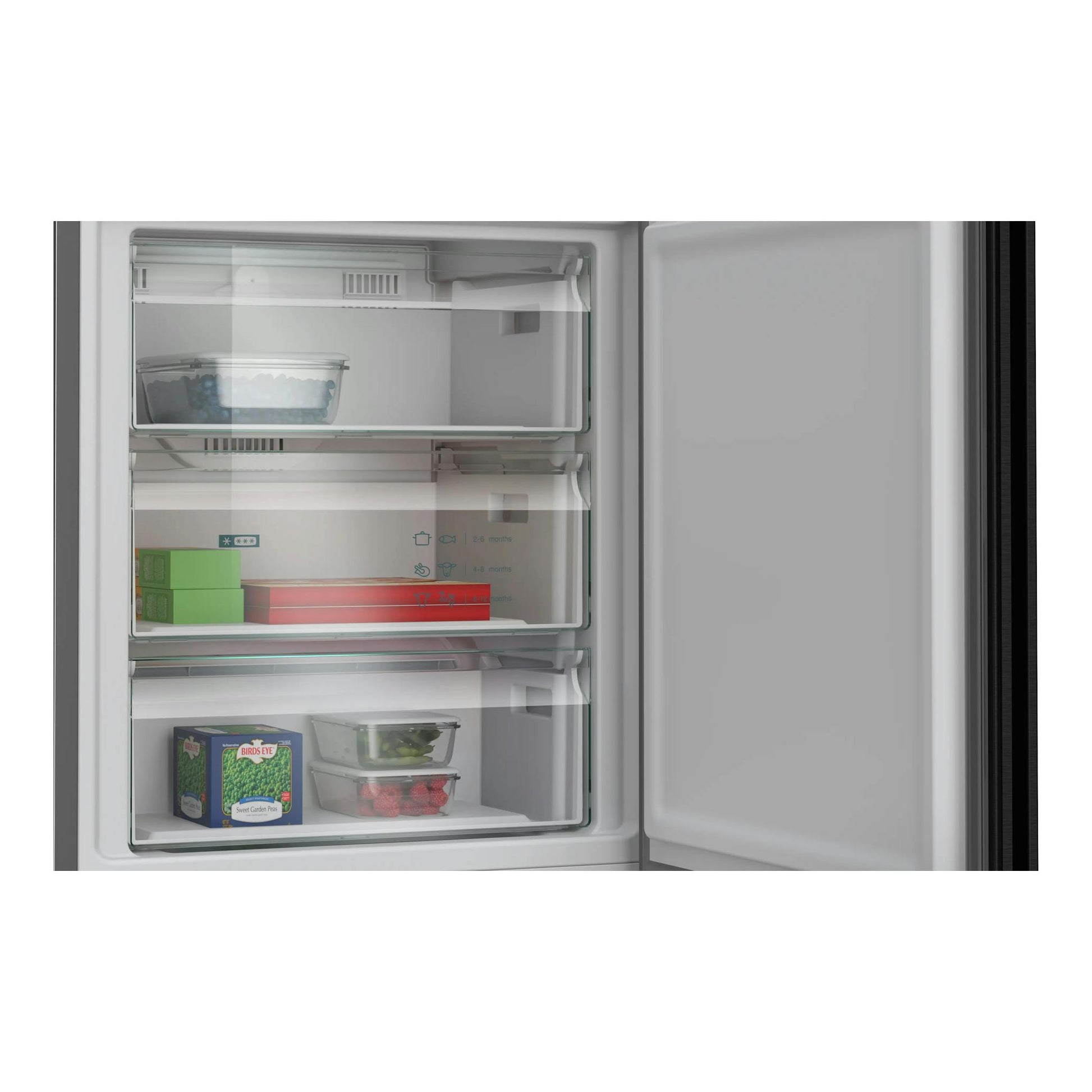 Interior frontal de frigorífico combi Siemens KG49NVXCG, con estantes de cristal y alimentos, puerta abierta.