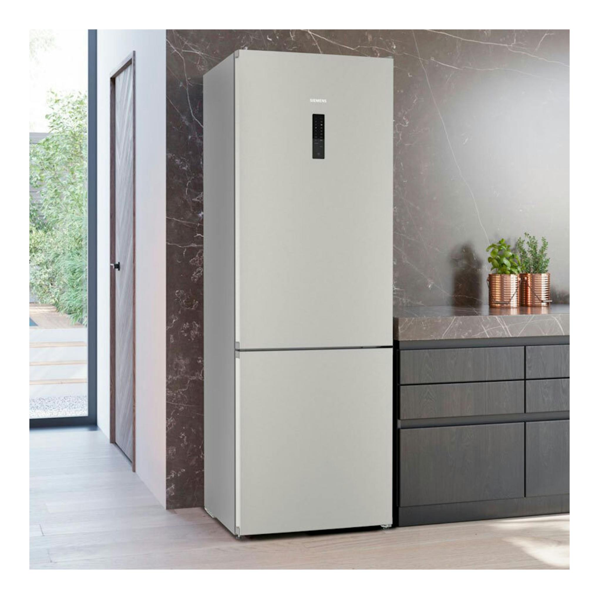 Frigorífico combi Siemens KG49NXIDF inox, vista frontal, en cocina moderna.
