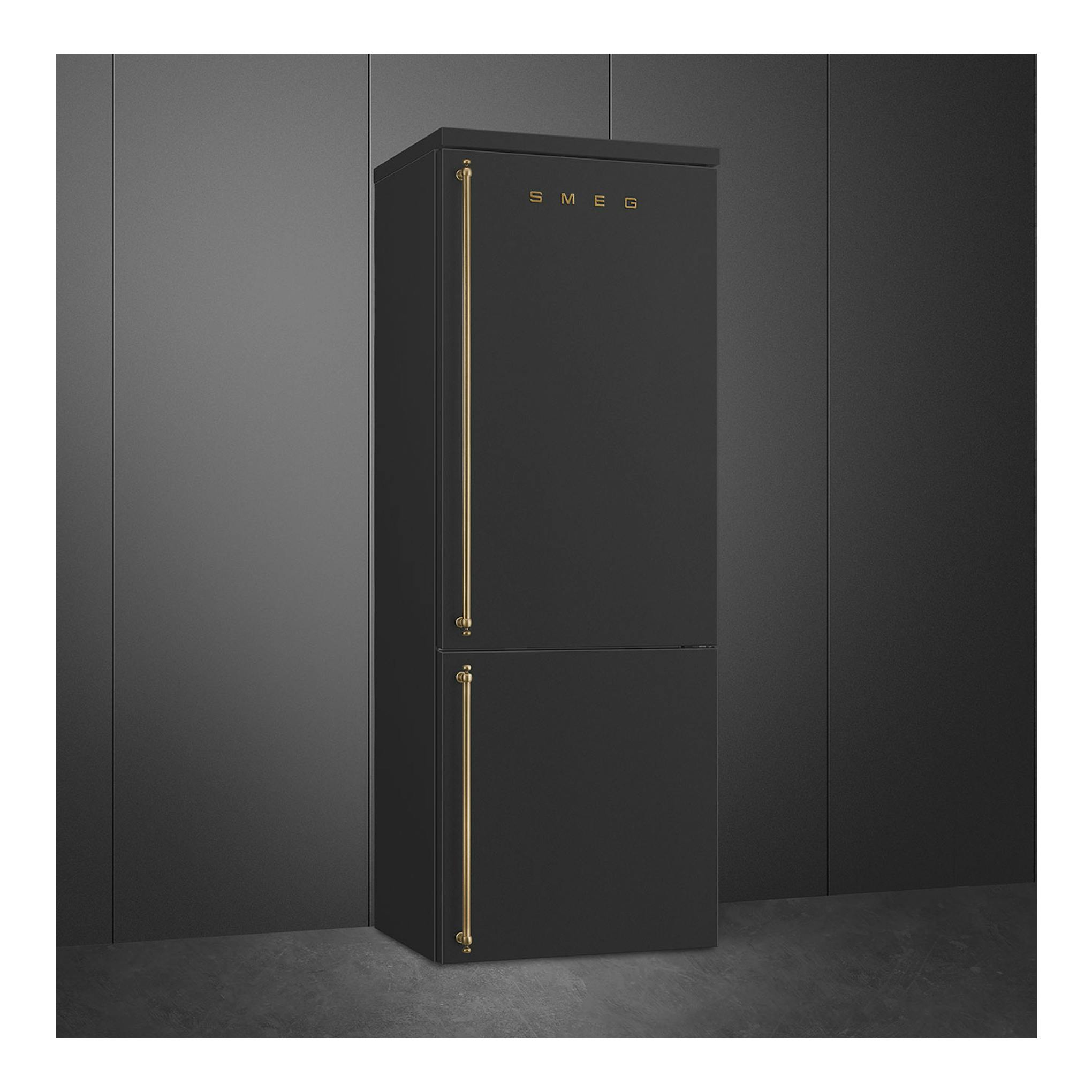 Frigorífico combi Smeg FA8005RAO6 en antracita, vista frontal, con tiradores dorados.