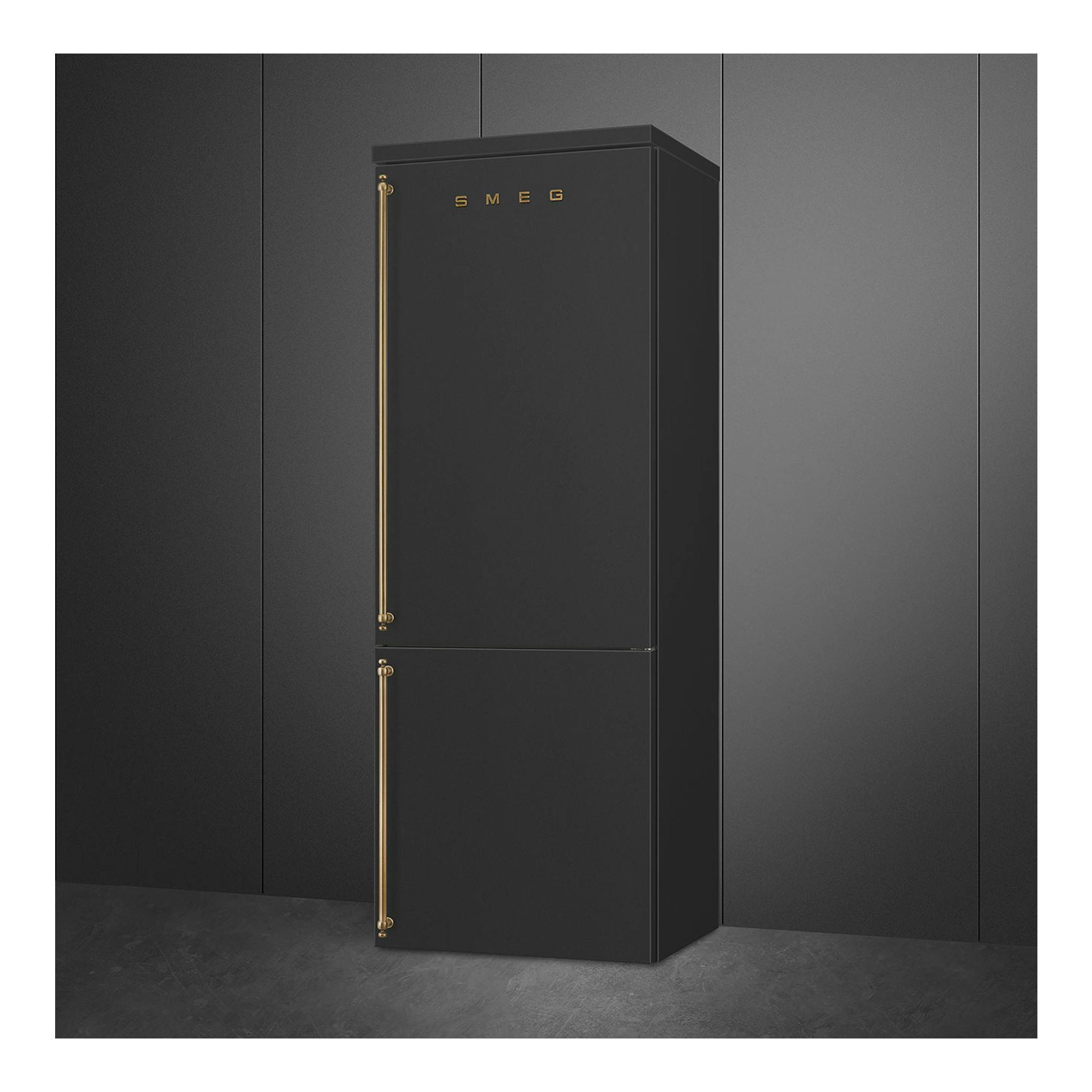 Frigorífico combi Smeg FA8005RAO6 en vista frontal, color antracita, con tiradores dorados.