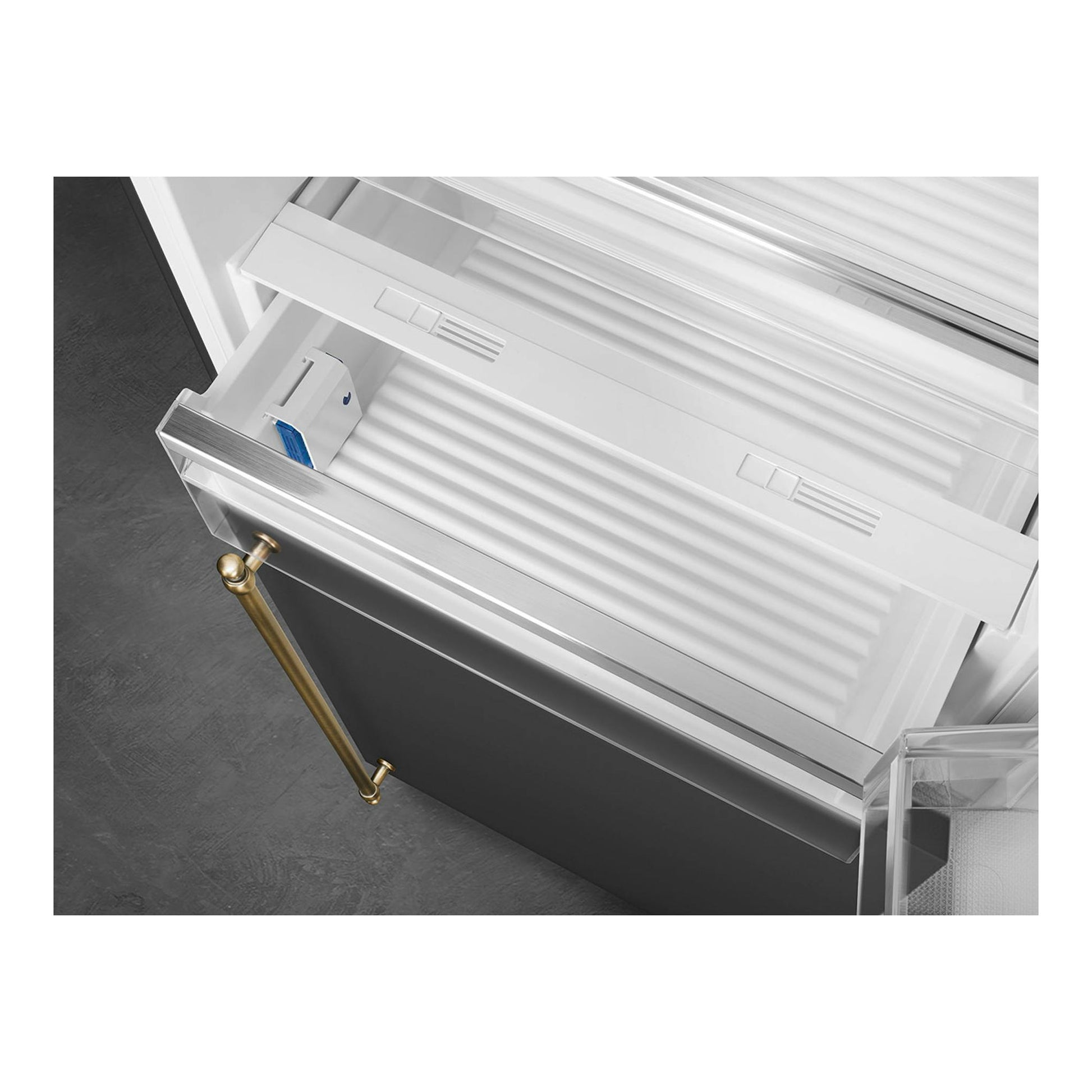 Frigorífico combi Smeg FA8005RAO6 antracita, vista en picado del interior con cajón abierto.