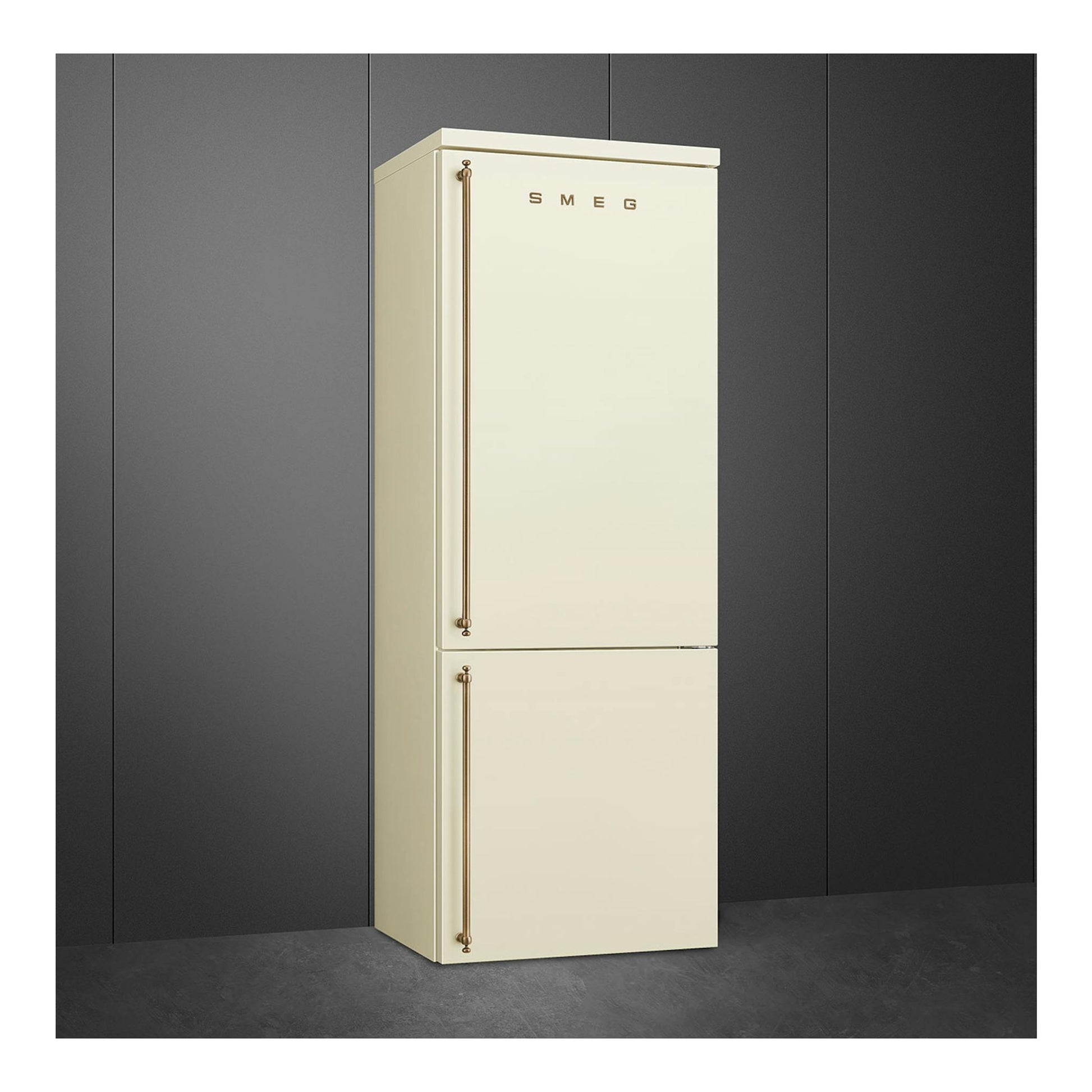 Frigorífico combi Smeg FA8005RPO6 color crema, vista frontal, con dos puertas y tiradores verticales.