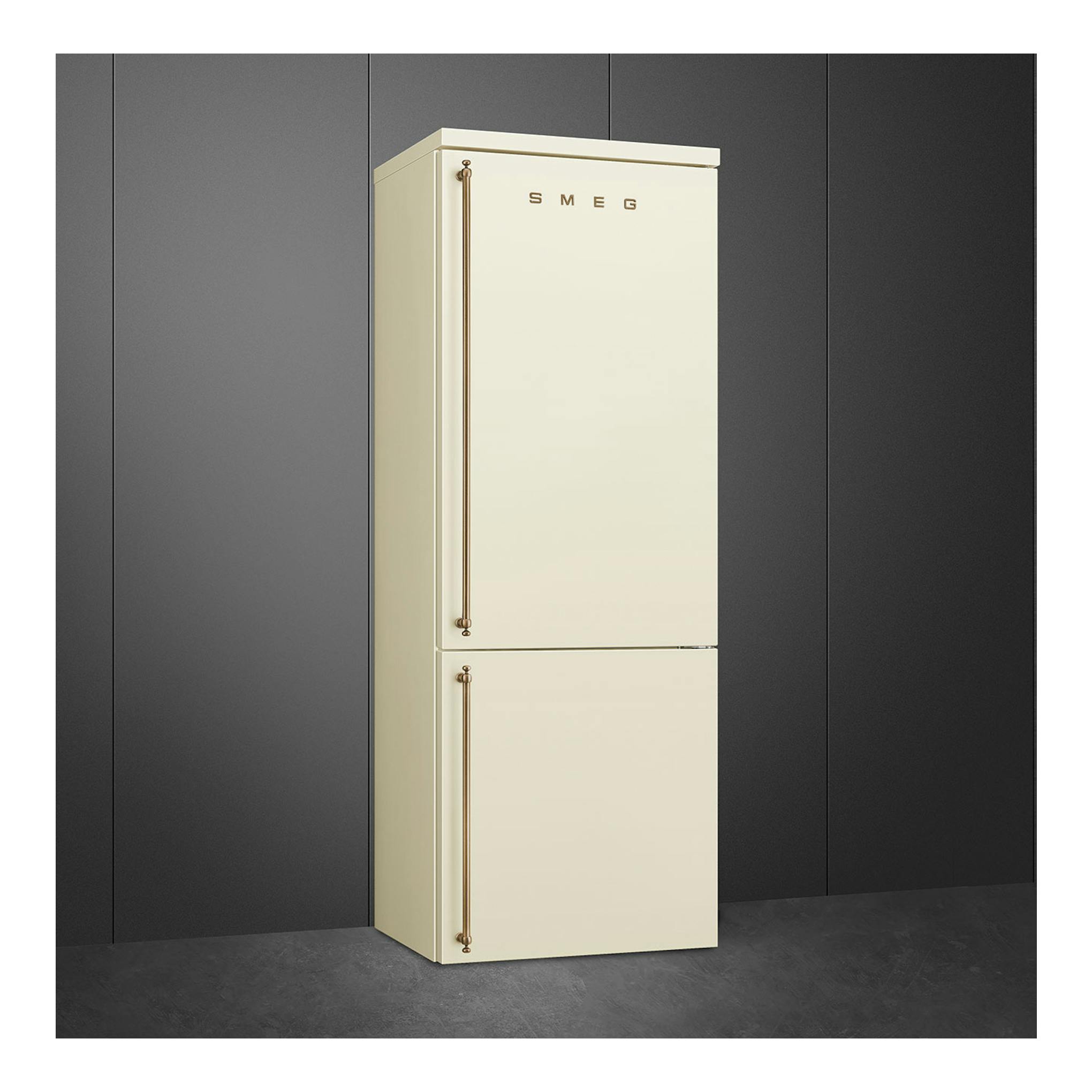 Frigorífico combi Smeg FA8005RPO6 color crema, vista frontal, con dos puertas y tiradores verticales.