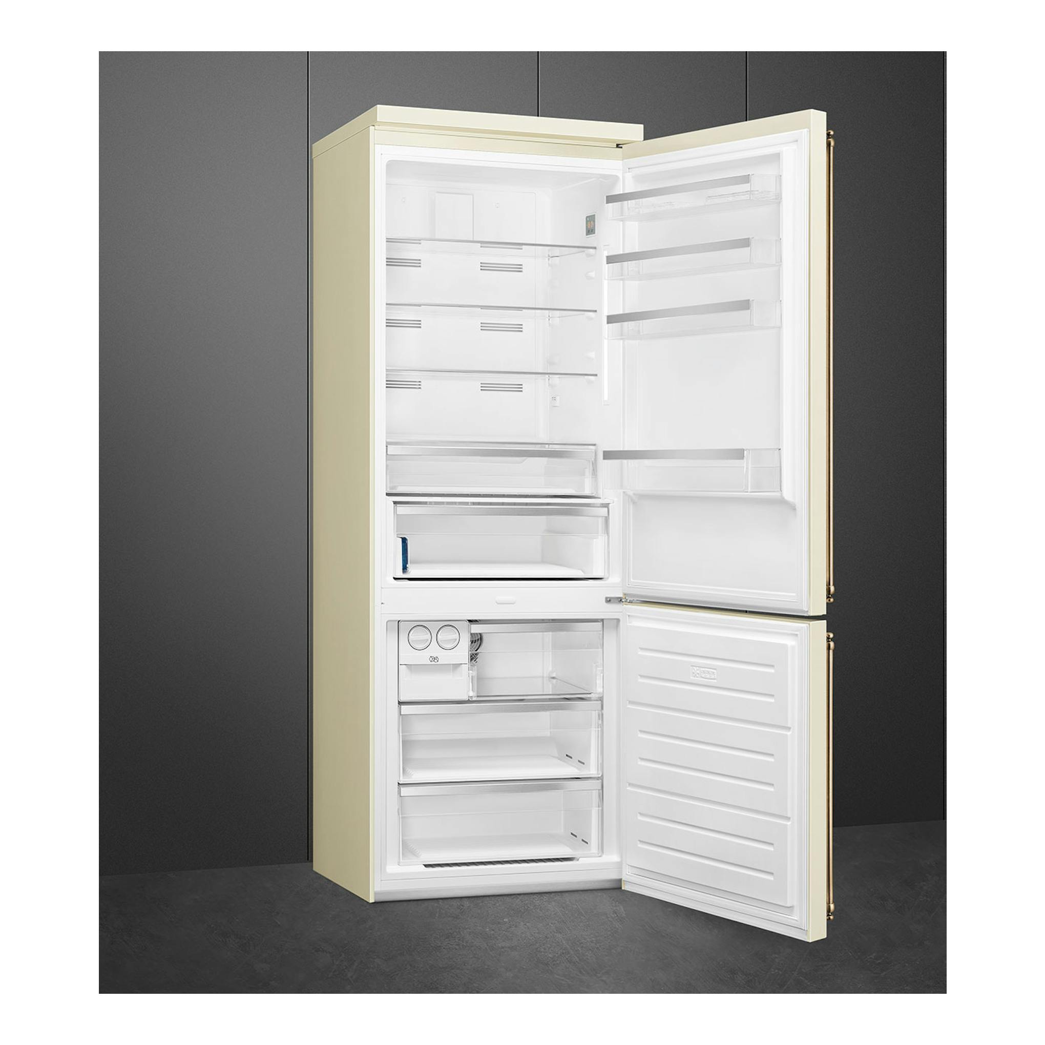 Frigorífico combi Smeg FA8005RPO6 beige, vista frontal con puertas abiertas y compartimento inferior de congelador.