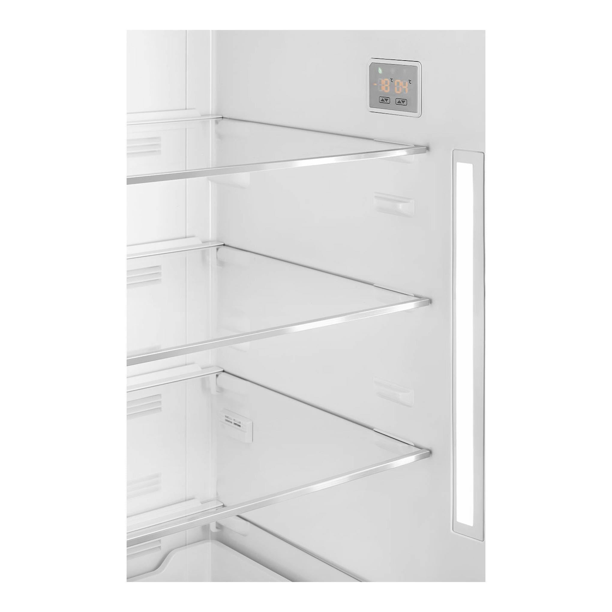 Interior de frigorífico combi Smeg FA8005RPO6, vista frontal, paredes blancas, estantes y luz LED.
