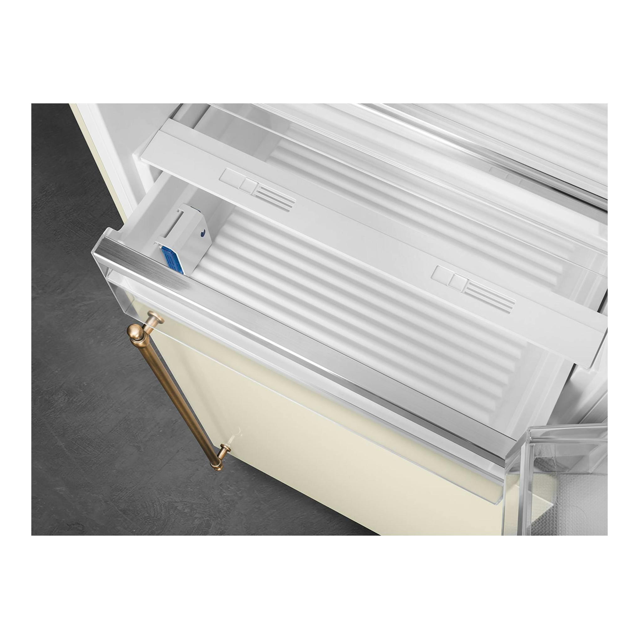 Interior de cajón de frigorífico combi Smeg FA8005RPO6, vista superior, blanco con frente de vidrio.