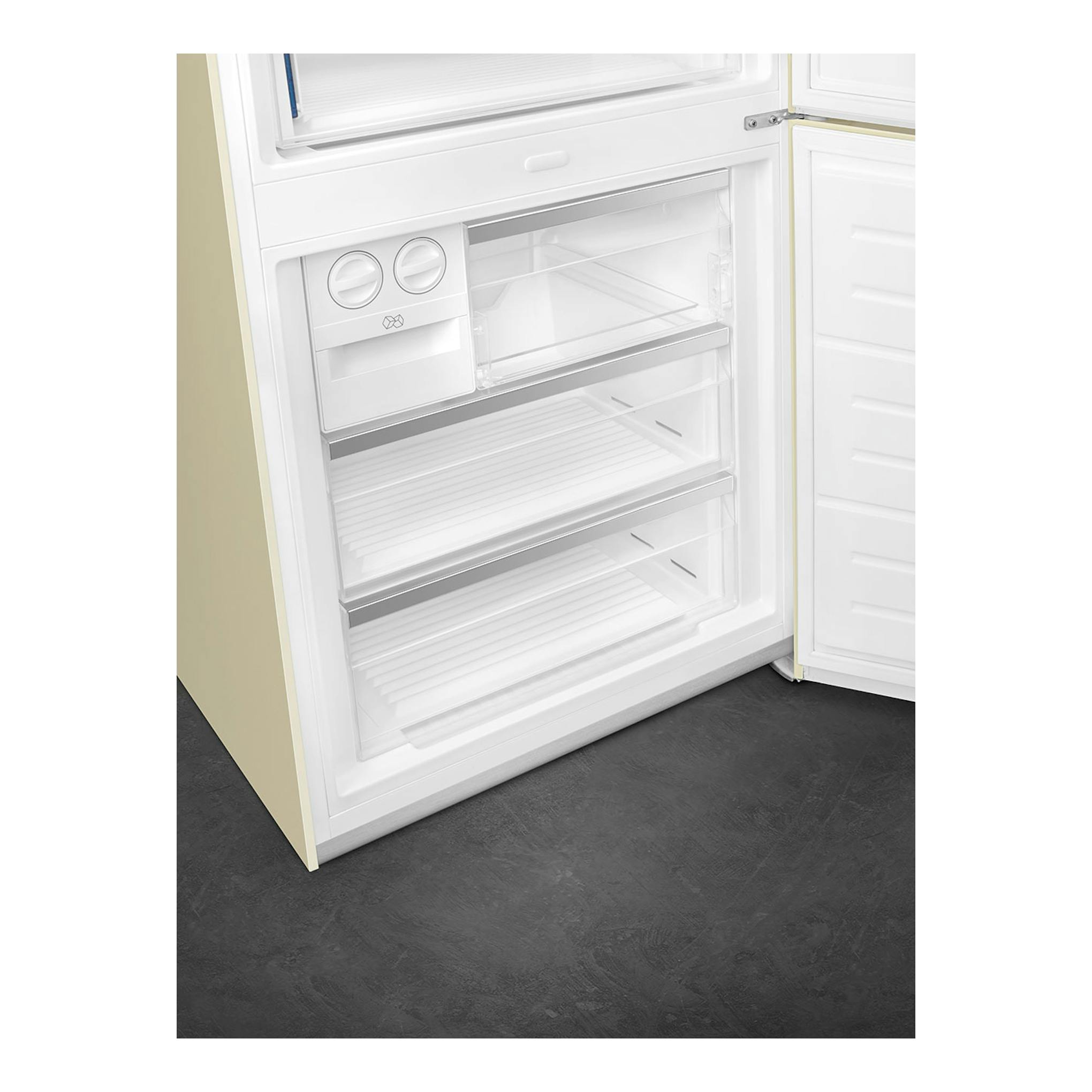 Interior de frigorífico combi Smeg FA8005RPO6 en vista frontal, compartimento blanco con cajones y puerta abierta.