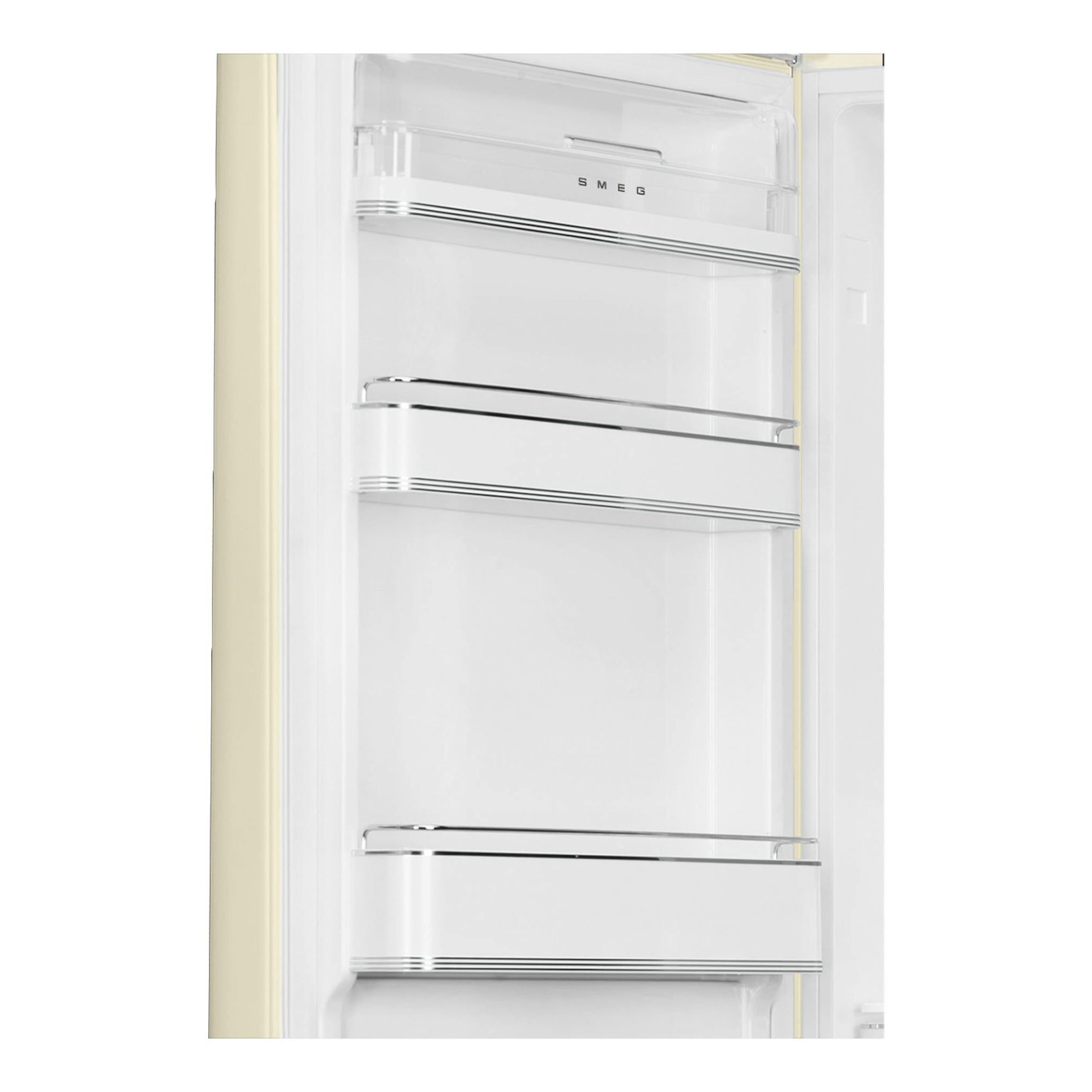 Primer plano del interior de la puerta de un frigorífico Smeg FAB32LCR6 crema, con baldas transparentes.