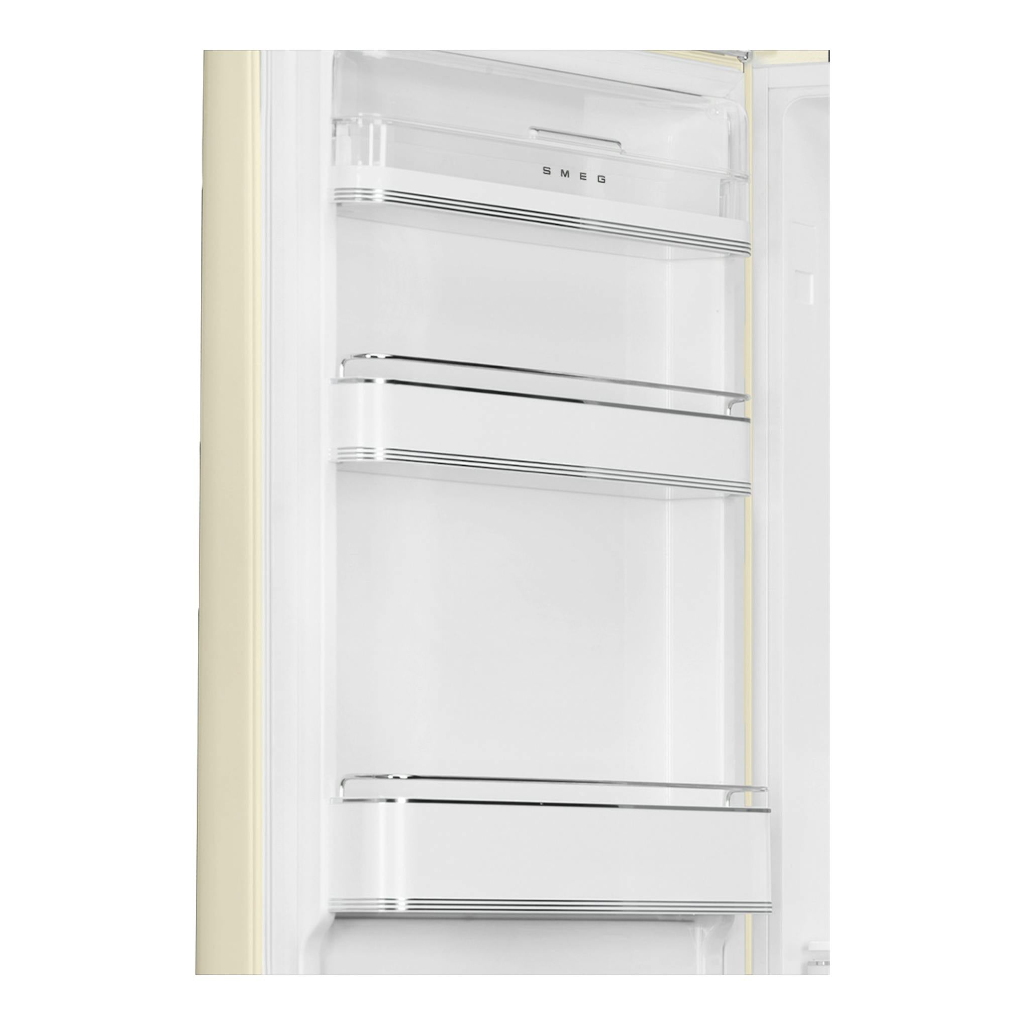 Primer plano del interior de la puerta de un frigorífico Smeg FAB32LCR6 crema, con baldas transparentes.