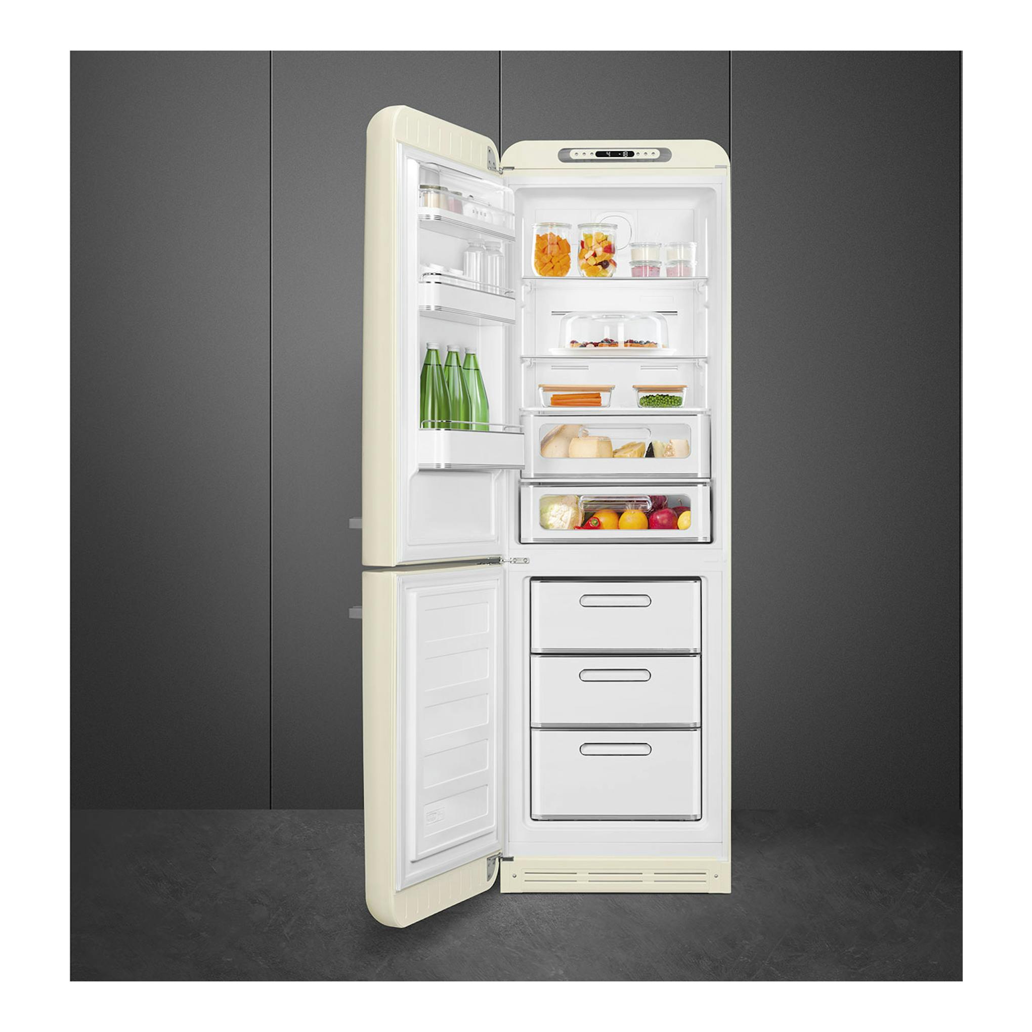 Frigorífico combi Smeg FAB32LCR6 crema, visto de frente con la puerta abierta y cajones visibles.