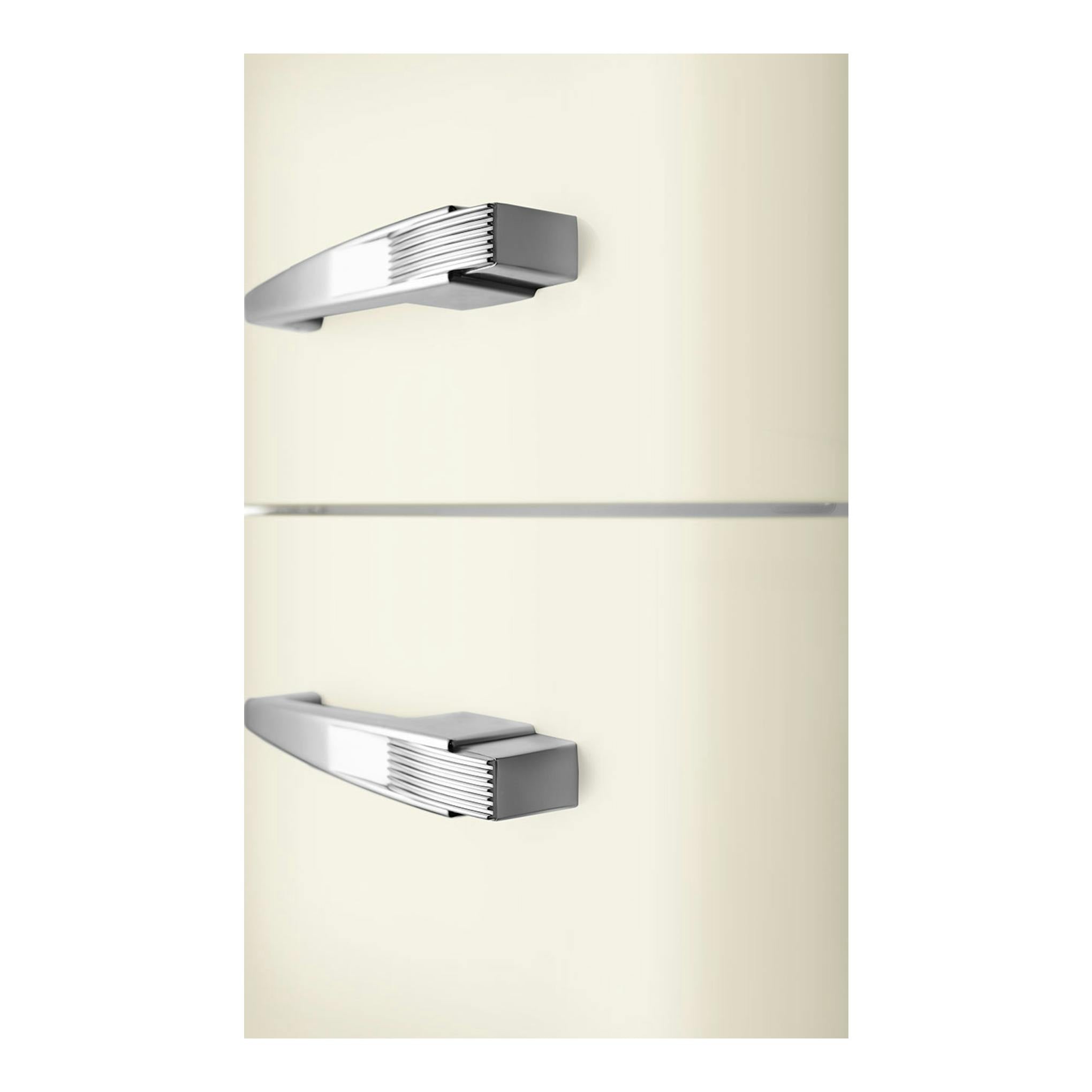 Frigorífico Smeg FAB32LCR6 crema, vista frontal parcial con dos tiradores cromados.