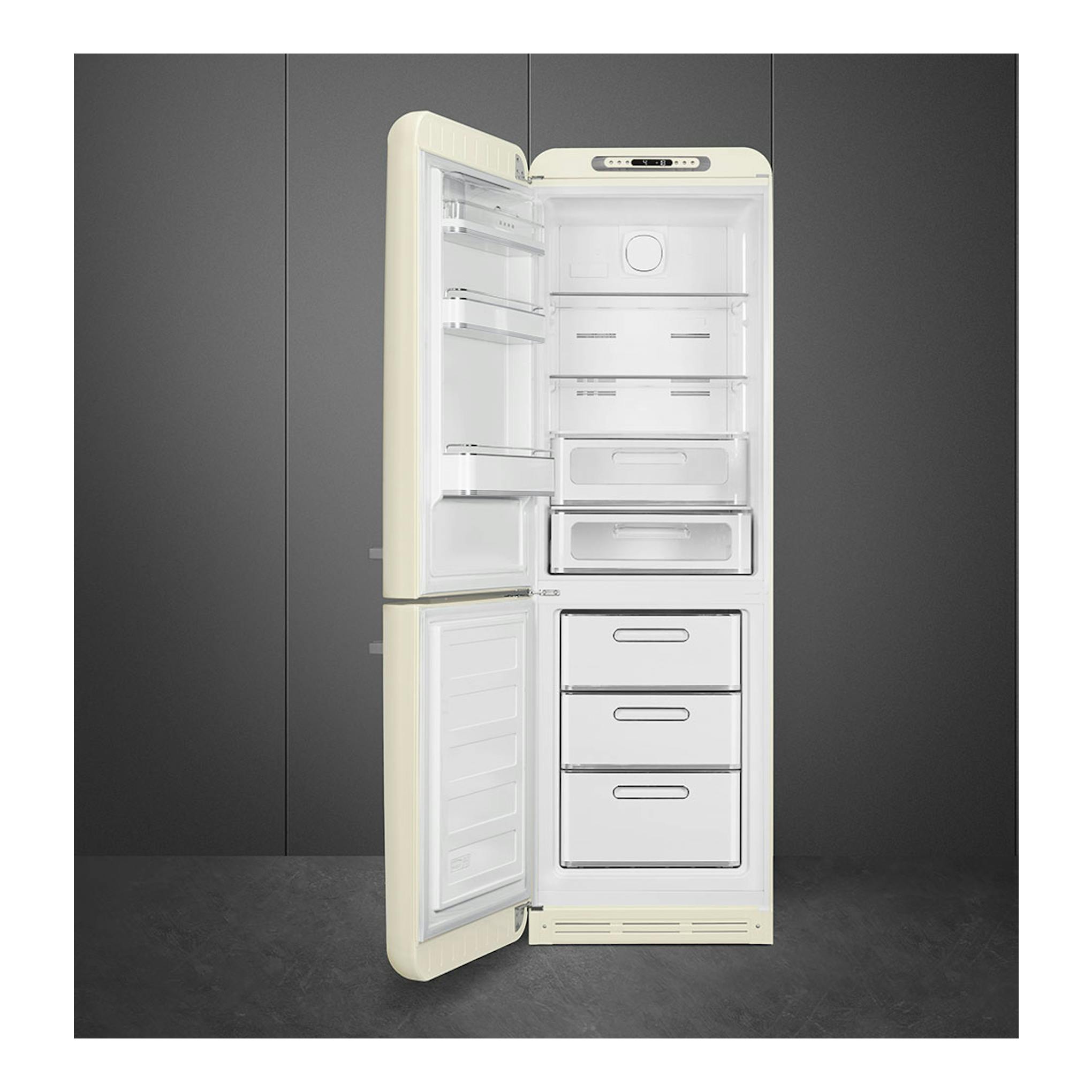 Frigorífico combi Smeg FAB32LCR6 crema, abierto de frente, con compartimentos y cajones visibles.